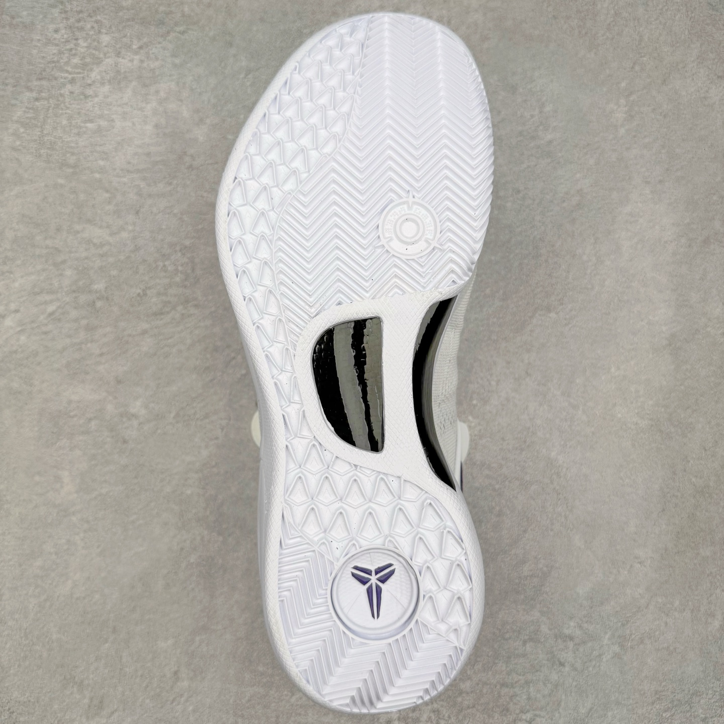 图片[9]-＃灭世海外版 NK Zoom Kobe Ⅷ System 科比8代复刻实战运动低帮文化篮球鞋 湖人白紫金 HF9550-100 纯原海外版气垫品质吊打各路纯原 气压➕耐久双重保障 前掌ZOOM TURBO➕后掌马蹄Zoom 后掌澎湃脚感无出其右 全套冲刀改版 鞋型还原度95% 宽脚选手必入货品 鞋头2.5mm上翘空间 不挤脚 完美释放脚趾活动空间 正码正拍 脚型适配性 市场最强没有之一 鞋面工艺全新升级 100%对标正品 原厂聚氨酯蛇鳞 珠光密度同步正品 Swoosh喷漆工艺 还原度接近100% 全新后跟TPU模具 正确S型弧度 区分市场纯原（市场纯原采用公版模具 后跟TPU几乎无弧度）国产天花板橡胶配方 抓地力爆炸 海外口碑炸裂 鞋舌LOGO正确内嵌压印 原厂碳板 正确原盒 厚积薄发 王者归来 拒绝杀猪 拒绝套路 灭世纯原海外版科比系列 致力打造实战第一标杆 尺码：39-47.5 全新模具 正码正拍-选品中心