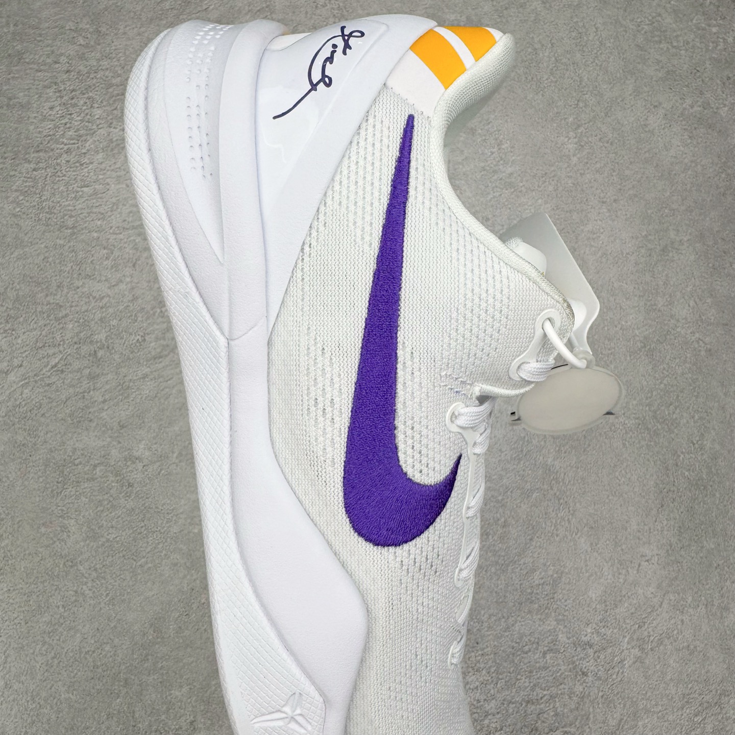 图片[6]-＃灭世海外版 NK Zoom Kobe Ⅷ System 科比8代复刻实战运动低帮文化篮球鞋 湖人白紫金 HF9550-100 纯原海外版气垫品质吊打各路纯原 气压➕耐久双重保障 前掌ZOOM TURBO➕后掌马蹄Zoom 后掌澎湃脚感无出其右 全套冲刀改版 鞋型还原度95% 宽脚选手必入货品 鞋头2.5mm上翘空间 不挤脚 完美释放脚趾活动空间 正码正拍 脚型适配性 市场最强没有之一 鞋面工艺全新升级 100%对标正品 原厂聚氨酯蛇鳞 珠光密度同步正品 Swoosh喷漆工艺 还原度接近100% 全新后跟TPU模具 正确S型弧度 区分市场纯原（市场纯原采用公版模具 后跟TPU几乎无弧度）国产天花板橡胶配方 抓地力爆炸 海外口碑炸裂 鞋舌LOGO正确内嵌压印 原厂碳板 正确原盒 厚积薄发 王者归来 拒绝杀猪 拒绝套路 灭世纯原海外版科比系列 致力打造实战第一标杆 尺码：39-47.5 全新模具 正码正拍-选品中心