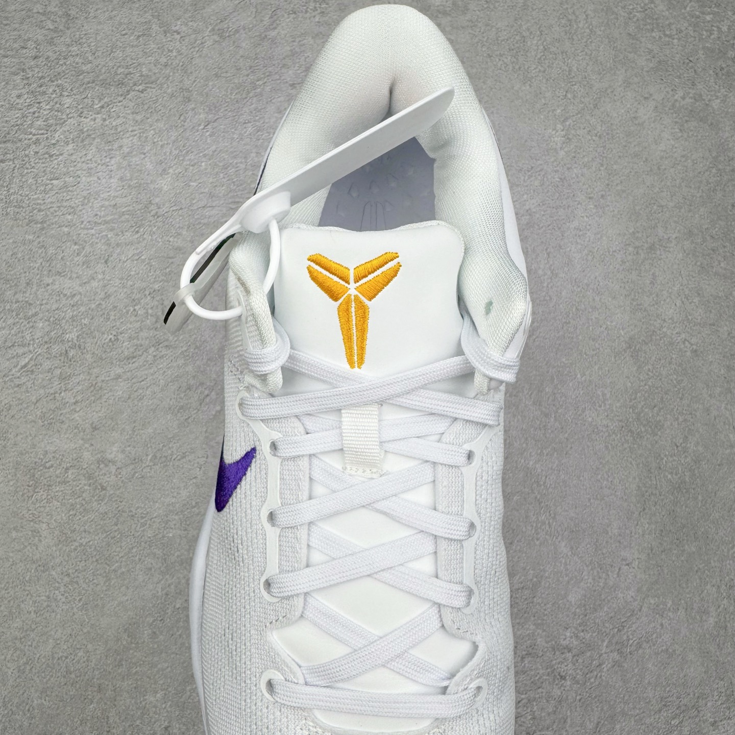 图片[5]-＃灭世海外版 NK Zoom Kobe Ⅷ System 科比8代复刻实战运动低帮文化篮球鞋 湖人白紫金 HF9550-100 纯原海外版气垫品质吊打各路纯原 气压➕耐久双重保障 前掌ZOOM TURBO➕后掌马蹄Zoom 后掌澎湃脚感无出其右 全套冲刀改版 鞋型还原度95% 宽脚选手必入货品 鞋头2.5mm上翘空间 不挤脚 完美释放脚趾活动空间 正码正拍 脚型适配性 市场最强没有之一 鞋面工艺全新升级 100%对标正品 原厂聚氨酯蛇鳞 珠光密度同步正品 Swoosh喷漆工艺 还原度接近100% 全新后跟TPU模具 正确S型弧度 区分市场纯原（市场纯原采用公版模具 后跟TPU几乎无弧度）国产天花板橡胶配方 抓地力爆炸 海外口碑炸裂 鞋舌LOGO正确内嵌压印 原厂碳板 正确原盒 厚积薄发 王者归来 拒绝杀猪 拒绝套路 灭世纯原海外版科比系列 致力打造实战第一标杆 尺码：39-47.5 全新模具 正码正拍-选品中心