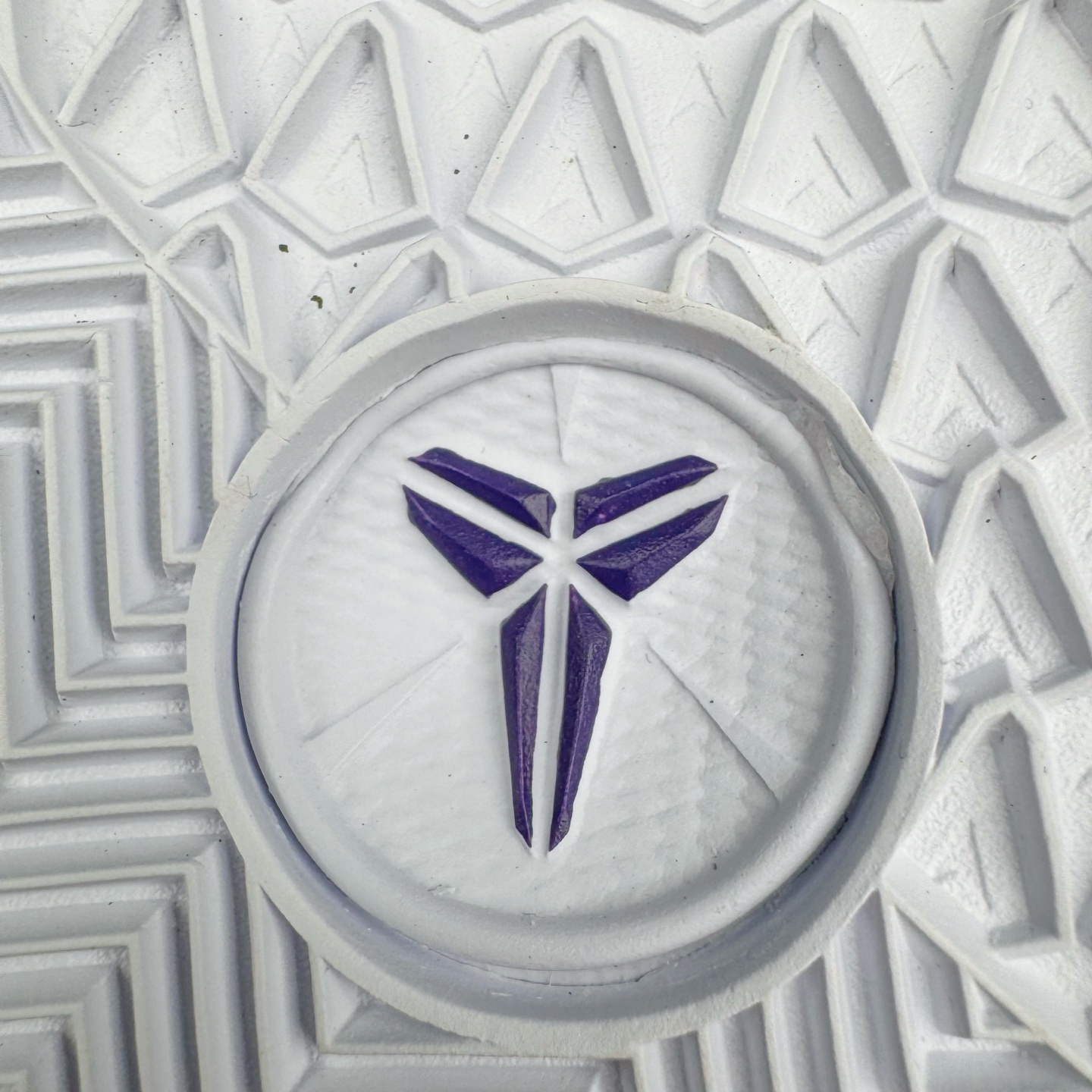 图片[21]-＃灭世海外版 NK Zoom Kobe Ⅷ System 科比8代复刻实战运动低帮文化篮球鞋 湖人白紫金 HF9550-100 纯原海外版气垫品质吊打各路纯原 气压➕耐久双重保障 前掌ZOOM TURBO➕后掌马蹄Zoom 后掌澎湃脚感无出其右 全套冲刀改版 鞋型还原度95% 宽脚选手必入货品 鞋头2.5mm上翘空间 不挤脚 完美释放脚趾活动空间 正码正拍 脚型适配性 市场最强没有之一 鞋面工艺全新升级 100%对标正品 原厂聚氨酯蛇鳞 珠光密度同步正品 Swoosh喷漆工艺 还原度接近100% 全新后跟TPU模具 正确S型弧度 区分市场纯原（市场纯原采用公版模具 后跟TPU几乎无弧度）国产天花板橡胶配方 抓地力爆炸 海外口碑炸裂 鞋舌LOGO正确内嵌压印 原厂碳板 正确原盒 厚积薄发 王者归来 拒绝杀猪 拒绝套路 灭世纯原海外版科比系列 致力打造实战第一标杆 尺码：39-47.5 全新模具 正码正拍-选品中心