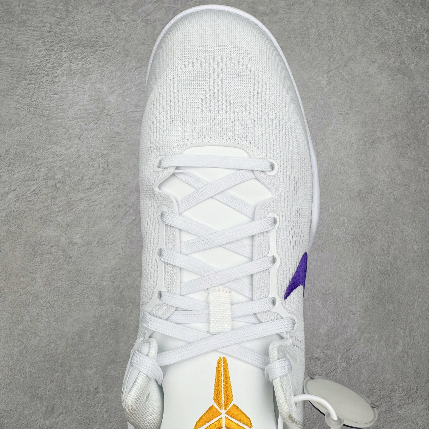 图片[4]-＃灭世海外版 NK Zoom Kobe Ⅷ System 科比8代复刻实战运动低帮文化篮球鞋 湖人白紫金 HF9550-100 纯原海外版气垫品质吊打各路纯原 气压➕耐久双重保障 前掌ZOOM TURBO➕后掌马蹄Zoom 后掌澎湃脚感无出其右 全套冲刀改版 鞋型还原度95% 宽脚选手必入货品 鞋头2.5mm上翘空间 不挤脚 完美释放脚趾活动空间 正码正拍 脚型适配性 市场最强没有之一 鞋面工艺全新升级 100%对标正品 原厂聚氨酯蛇鳞 珠光密度同步正品 Swoosh喷漆工艺 还原度接近100% 全新后跟TPU模具 正确S型弧度 区分市场纯原（市场纯原采用公版模具 后跟TPU几乎无弧度）国产天花板橡胶配方 抓地力爆炸 海外口碑炸裂 鞋舌LOGO正确内嵌压印 原厂碳板 正确原盒 厚积薄发 王者归来 拒绝杀猪 拒绝套路 灭世纯原海外版科比系列 致力打造实战第一标杆 尺码：39-47.5 全新模具 正码正拍-选品中心