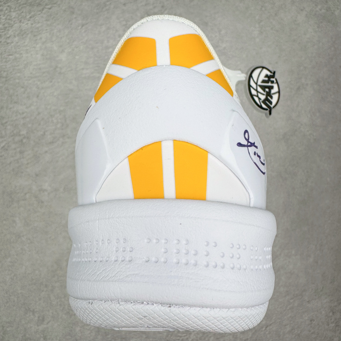 图片[8]-＃灭世海外版 NK Zoom Kobe Ⅷ System 科比8代复刻实战运动低帮文化篮球鞋 湖人白紫金 HF9550-100 纯原海外版气垫品质吊打各路纯原 气压➕耐久双重保障 前掌ZOOM TURBO➕后掌马蹄Zoom 后掌澎湃脚感无出其右 全套冲刀改版 鞋型还原度95% 宽脚选手必入货品 鞋头2.5mm上翘空间 不挤脚 完美释放脚趾活动空间 正码正拍 脚型适配性 市场最强没有之一 鞋面工艺全新升级 100%对标正品 原厂聚氨酯蛇鳞 珠光密度同步正品 Swoosh喷漆工艺 还原度接近100% 全新后跟TPU模具 正确S型弧度 区分市场纯原（市场纯原采用公版模具 后跟TPU几乎无弧度）国产天花板橡胶配方 抓地力爆炸 海外口碑炸裂 鞋舌LOGO正确内嵌压印 原厂碳板 正确原盒 厚积薄发 王者归来 拒绝杀猪 拒绝套路 灭世纯原海外版科比系列 致力打造实战第一标杆 尺码：39-47.5 全新模具 正码正拍-选品中心