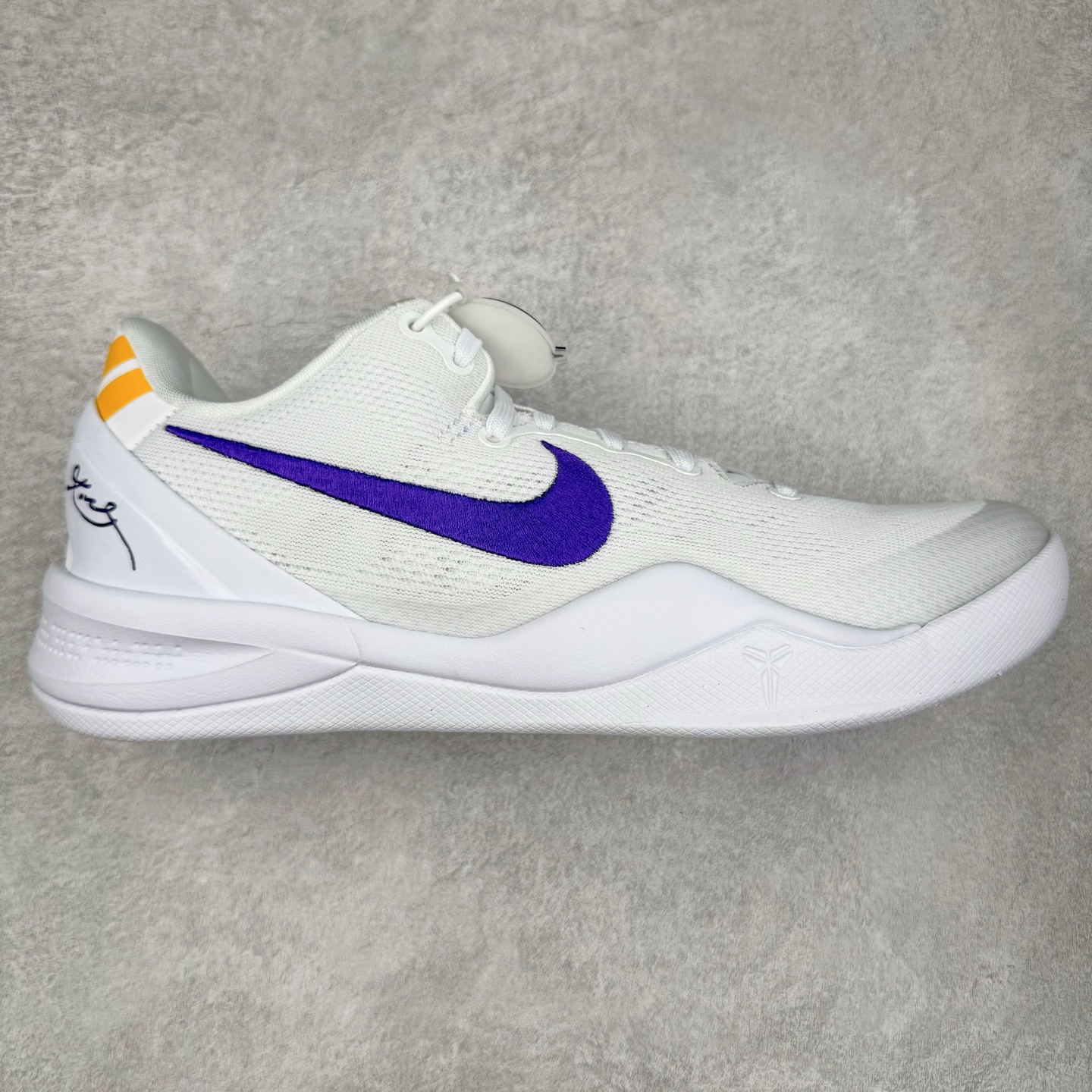 ＃灭世海外版 NK Zoom Kobe Ⅷ System 科比8代复刻实战运动低帮文化篮球鞋 湖人白紫金 HF9550-100 纯原海外版气垫品质吊打各路纯原 气压➕耐久双重保障 前掌ZOOM TURBO➕后掌马蹄Zoom 后掌澎湃脚感无出其右 全套冲刀改版 鞋型还原度95% 宽脚选手必入货品 鞋头2.5mm上翘空间 不挤脚 完美释放脚趾活动空间 正码正拍 脚型适配性 市场最强没有之一 鞋面工艺全新升级 100%对标正品 原厂聚氨酯蛇鳞 珠光密度同步正品 Swoosh喷漆工艺 还原度接近100% 全新后跟TPU模具 正确S型弧度 区分市场纯原（市场纯原采用公版模具 后跟TPU几乎无弧度）国产天花板橡胶配方 抓地力爆炸 海外口碑炸裂 鞋舌LOGO正确内嵌压印 原厂碳板 正确原盒 厚积薄发 王者归来 拒绝杀猪 拒绝套路 灭世纯原海外版科比系列 致力打造实战第一标杆 尺码：39-47.5 全新模具 正码正拍-选品中心