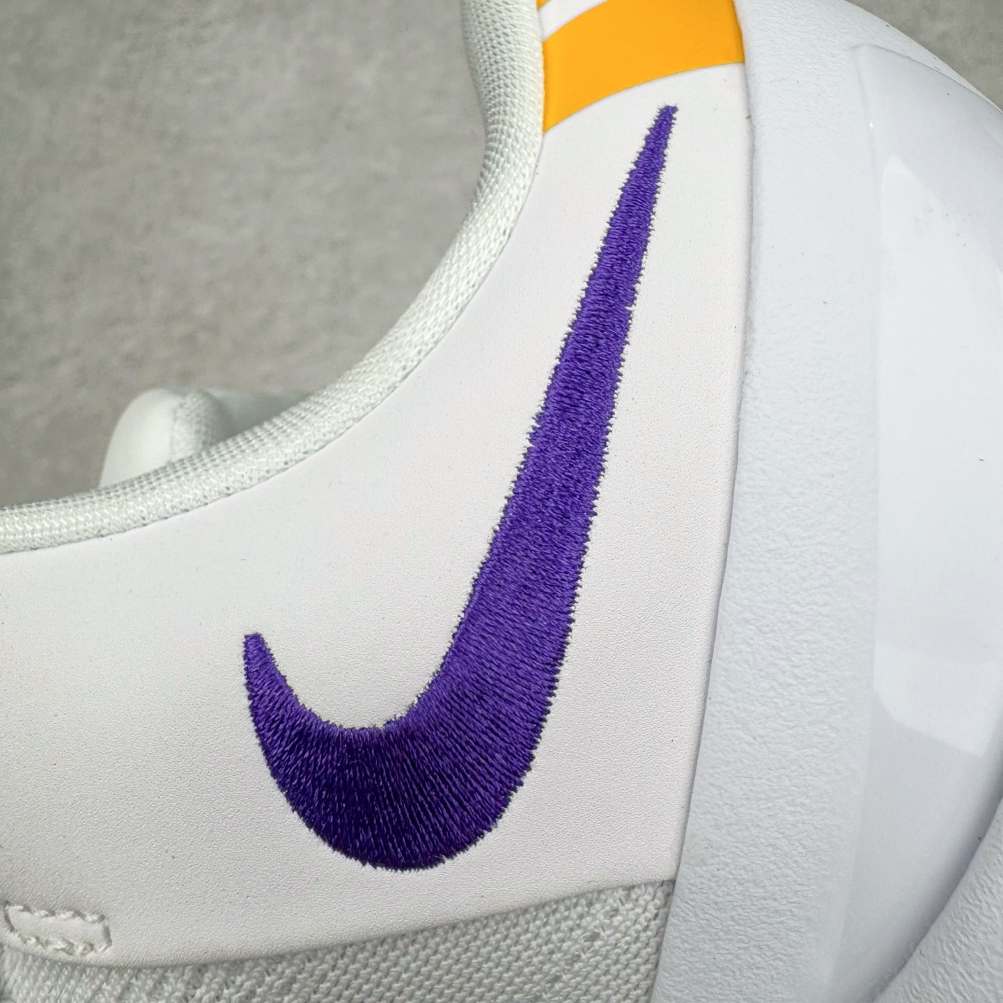 图片[13]-＃灭世海外版 NK Zoom Kobe Ⅷ System 科比8代复刻实战运动低帮文化篮球鞋 湖人白紫金 HF9550-100 纯原海外版气垫品质吊打各路纯原 气压➕耐久双重保障 前掌ZOOM TURBO➕后掌马蹄Zoom 后掌澎湃脚感无出其右 全套冲刀改版 鞋型还原度95% 宽脚选手必入货品 鞋头2.5mm上翘空间 不挤脚 完美释放脚趾活动空间 正码正拍 脚型适配性 市场最强没有之一 鞋面工艺全新升级 100%对标正品 原厂聚氨酯蛇鳞 珠光密度同步正品 Swoosh喷漆工艺 还原度接近100% 全新后跟TPU模具 正确S型弧度 区分市场纯原（市场纯原采用公版模具 后跟TPU几乎无弧度）国产天花板橡胶配方 抓地力爆炸 海外口碑炸裂 鞋舌LOGO正确内嵌压印 原厂碳板 正确原盒 厚积薄发 王者归来 拒绝杀猪 拒绝套路 灭世纯原海外版科比系列 致力打造实战第一标杆 尺码：39-47.5 全新模具 正码正拍-选品中心