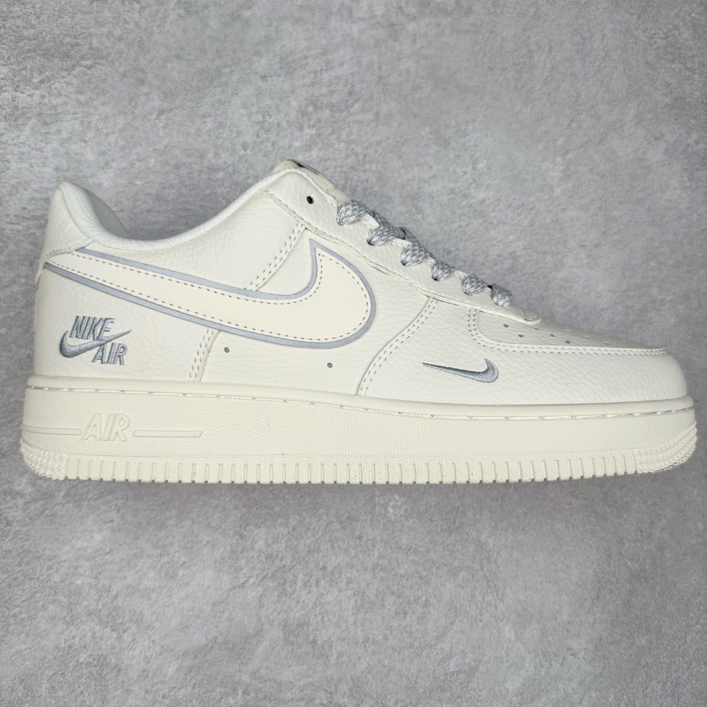 NK Air Force 1´07 Low 空军一号低帮百搭休闲运动板鞋 CS5288-033 柔软、弹性十足的缓震性能和出色的中底设计 横跨复古与现代的外型结合 造就出风靡全球 三十多年的Force 1 直到今天还深受青睐 实拍调校N版已经零色差零失真 百分百还原实物色彩所见即所得 不存在货不对板色差等低级问题 选购参考实物拍摄 不混卖不参货 只用心做好货严格选品 承诺混一赔十 尺码：36 36.5 37.5 38 38.5 39 40 40.5 41 42 42.5 43 44 44.5 45-选品中心