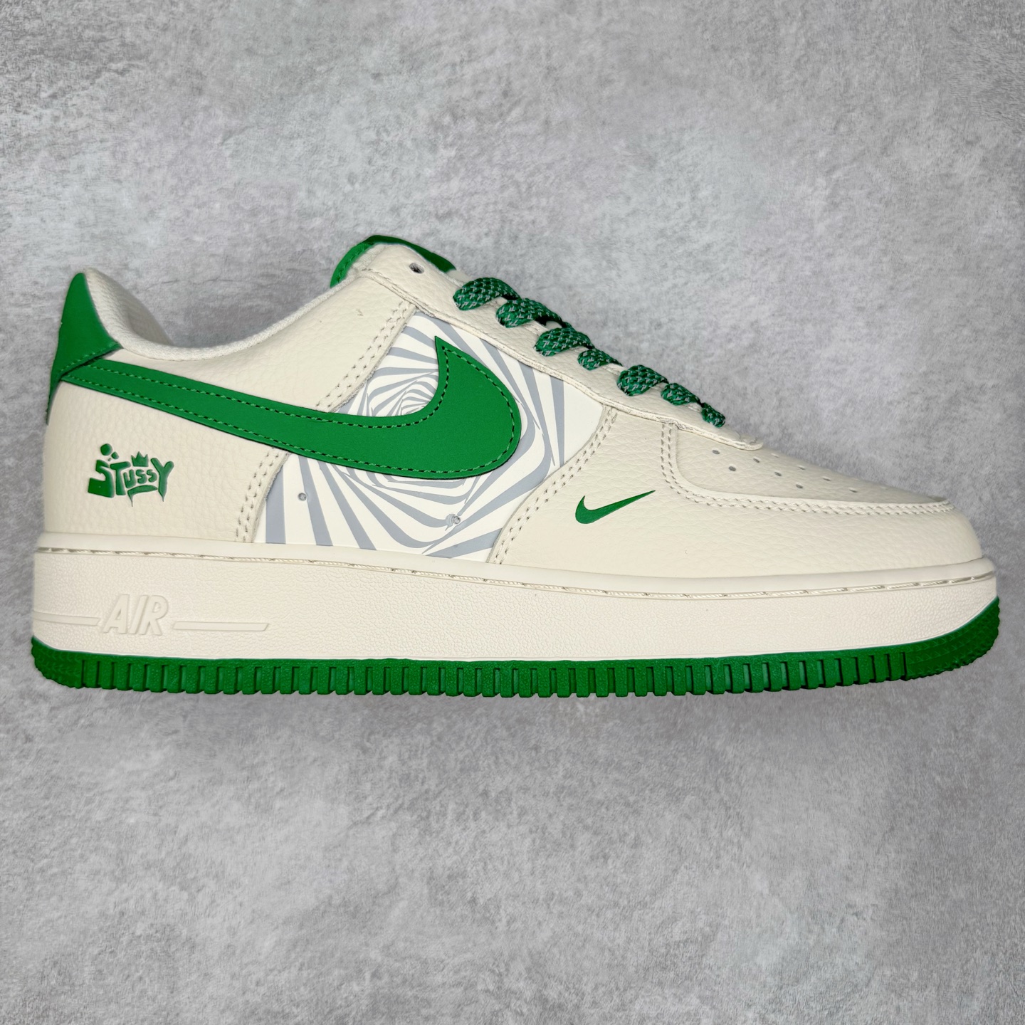 NK Air Force 1´07 Low 空军一号低帮百搭休闲运动板鞋 HJ3318-001 柔软、弹性十足的缓震性能和出色的中底设计 横跨复古与现代的外型结合 造就出风靡全球 三十多年的Force 1 直到今天还深受青睐 实拍调校N版已经零色差零失真 百分百还原实物色彩所见即所得 不存在货不对板色差等低级问题 选购参考实物拍摄 不混卖不参货 只用心做好货严格选品 承诺混一赔十 尺码：36 36.5 37.5 38 38.5 39 40 40.5 41 42 42.5 43 44 44.5 45-选品中心