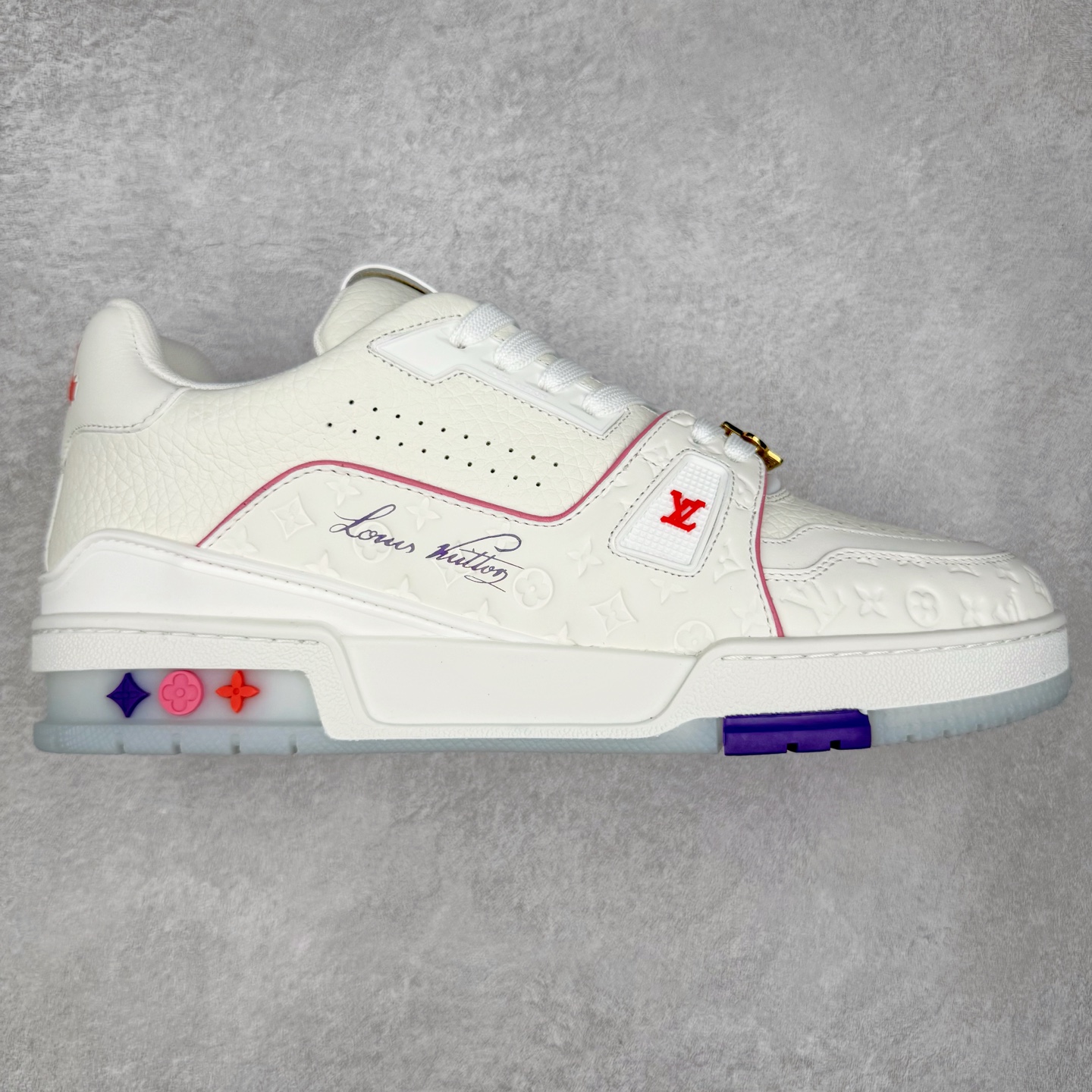 Louis Vuitton Trainer lv时装走秀运动鞋 完美鞋型超高的清洁度 零毛边线头瑕疵 全套原楦原纸版原鞋开模 全网最具灵魂的版型 正确原装黄色鞋盒 正确中底印花 鞋面印花3D高频深度立体 全鞋电脑针车 紧密相连 针距密度一致 环保乳胶注塑鞋垫 厚度脚感还原原版 皮面裁剪部位 统一油边封口工艺 原装橡胶大底含胶量大底组合零偏差 专柜全套包装 防尘袋 说明书 质保卡 男女鞋 尺码：35 36 37 38 39 40 41 42 43 44 45-选品中心