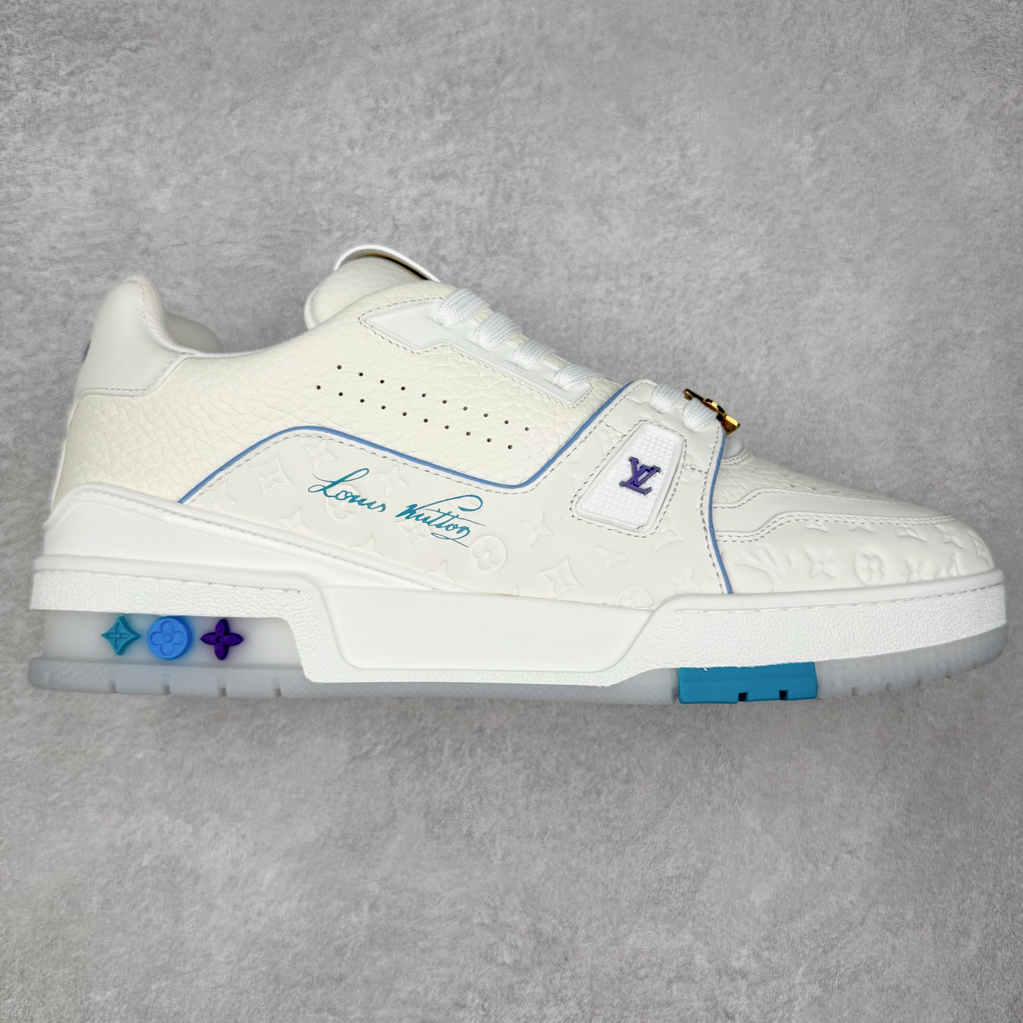 Louis Vuitton Trainer lv时装走秀运动鞋 完美鞋型超高的清洁度 零毛边线头瑕疵 全套原楦原纸版原鞋开模 全网最具灵魂的版型 正确原装黄色鞋盒 正确中底印花 鞋面印花3D高频深度立体 全鞋电脑针车 紧密相连 针距密度一致 环保乳胶注塑鞋垫 厚度脚感还原原版 皮面裁剪部位 统一油边封口工艺 原装橡胶大底含胶量大底组合零偏差 专柜全套包装 防尘袋 说明书 质保卡 男女鞋 尺码：35 36 37 38 39 40 41 42 43 44 45-选品中心