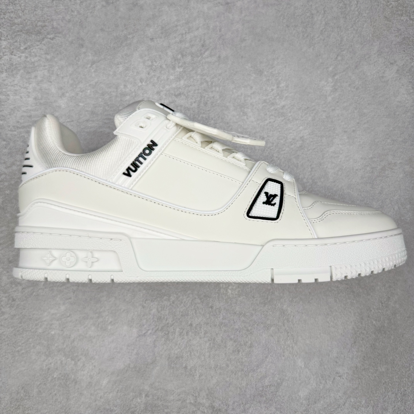 Louis Vuitton Trainer lv时装走秀运动鞋 完美鞋型超高的清洁度 零毛边线头瑕疵 全套原楦原纸版原鞋开模 全网最具灵魂的版型 正确原装黄色鞋盒 正确中底印花 鞋面印花3D高频深度立体 全鞋电脑针车 紧密相连 针距密度一致 环保乳胶注塑鞋垫 厚度脚感还原原版 皮面裁剪部位 统一油边封口工艺 原装橡胶大底含胶量大底组合零偏差 专柜全套包装 防尘袋 说明书 质保卡 男女鞋 尺码：35 36 37 38 39 40 41 42 43 44 45-选品中心