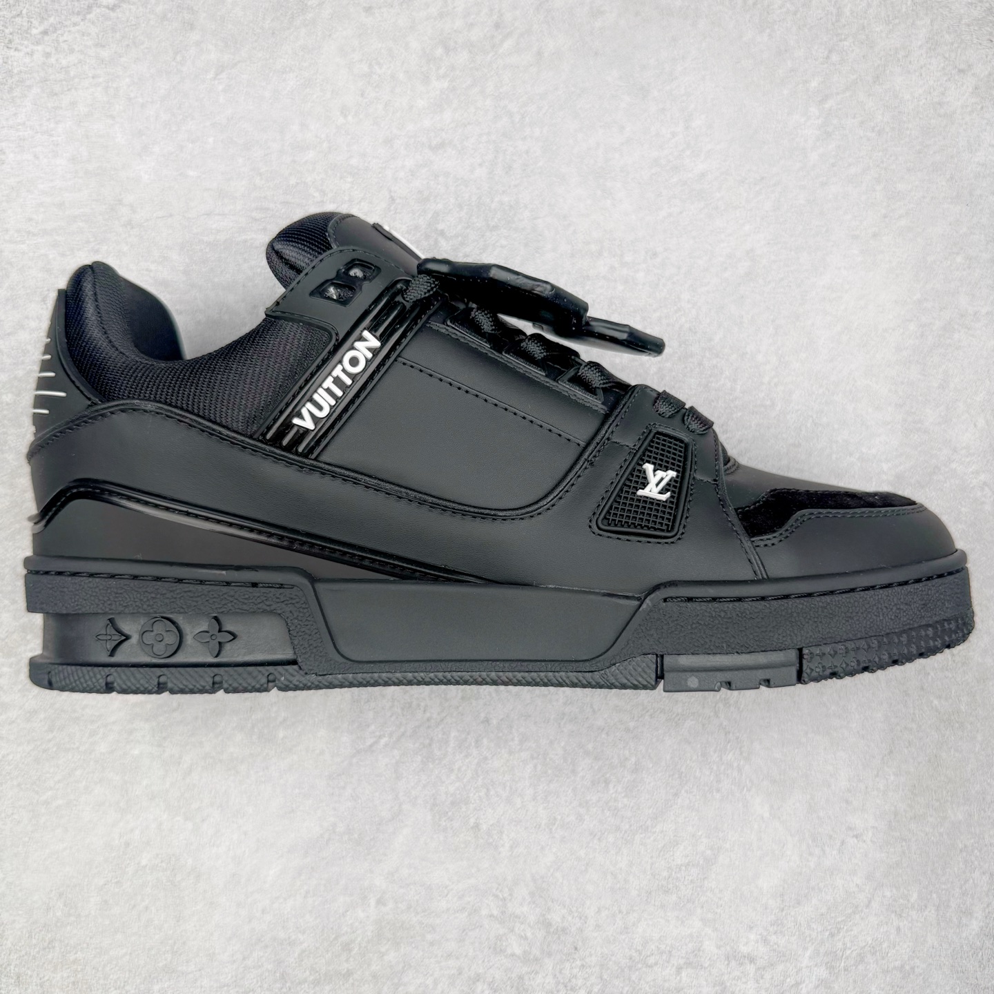 Louis Vuitton Trainer lv时装走秀运动鞋 完美鞋型超高的清洁度 零毛边线头瑕疵 全套原楦原纸版原鞋开模 全网最具灵魂的版型 正确原装黄色鞋盒 正确中底印花 鞋面印花3D高频深度立体 全鞋电脑针车 紧密相连 针距密度一致 环保乳胶注塑鞋垫 厚度脚感还原原版 皮面裁剪部位 统一油边封口工艺 原装橡胶大底含胶量大底组合零偏差 专柜全套包装 防尘袋 说明书 质保卡 男女鞋 尺码：35 36 37 38 39 40 41 42 43 44 45-选品中心