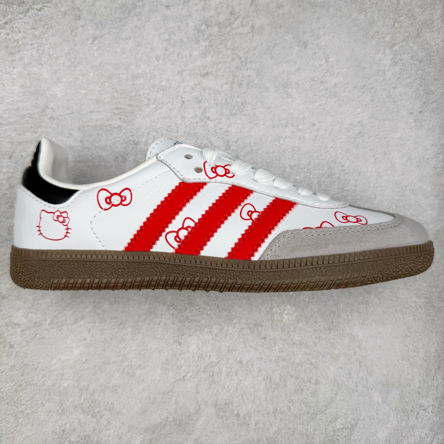 AD Original Samba OG 复古经典轻便板鞋 B75806 口碑大厂出品 品控大底版型不断改良更新 全套原纸板楦头开发 确保原汁原味 完美呈现桑巴版型 一比一鞋头弧度高度鞋身弧度 此版本只针对中端市场 皮料材质有所更替 其他数据细节工艺流程均保持一致 绝不口嗨 细节品控鞋型随意对比 正确烫金高频细节 原装纳米超迁皮料 独家私模橡胶大底 原盒原配 这款桑巴鞋展示了高质量的工艺 带有装饰的超锁缝制和无缝的手感 柔软、柔软的皮革造型和标志性的3条纹完成了精致的外观 正规合身鞋带 鞋面上有绒面鞋垫 橡胶鞋底 享受正畸套筒软感 自50年代首次亮相以来就一直在赢得粉丝的青睐 尺码：35.5 36 36.5 37.5 38 38.5 39 40 40.5 41 42 42.5 43 44 44.5 45-选品中心