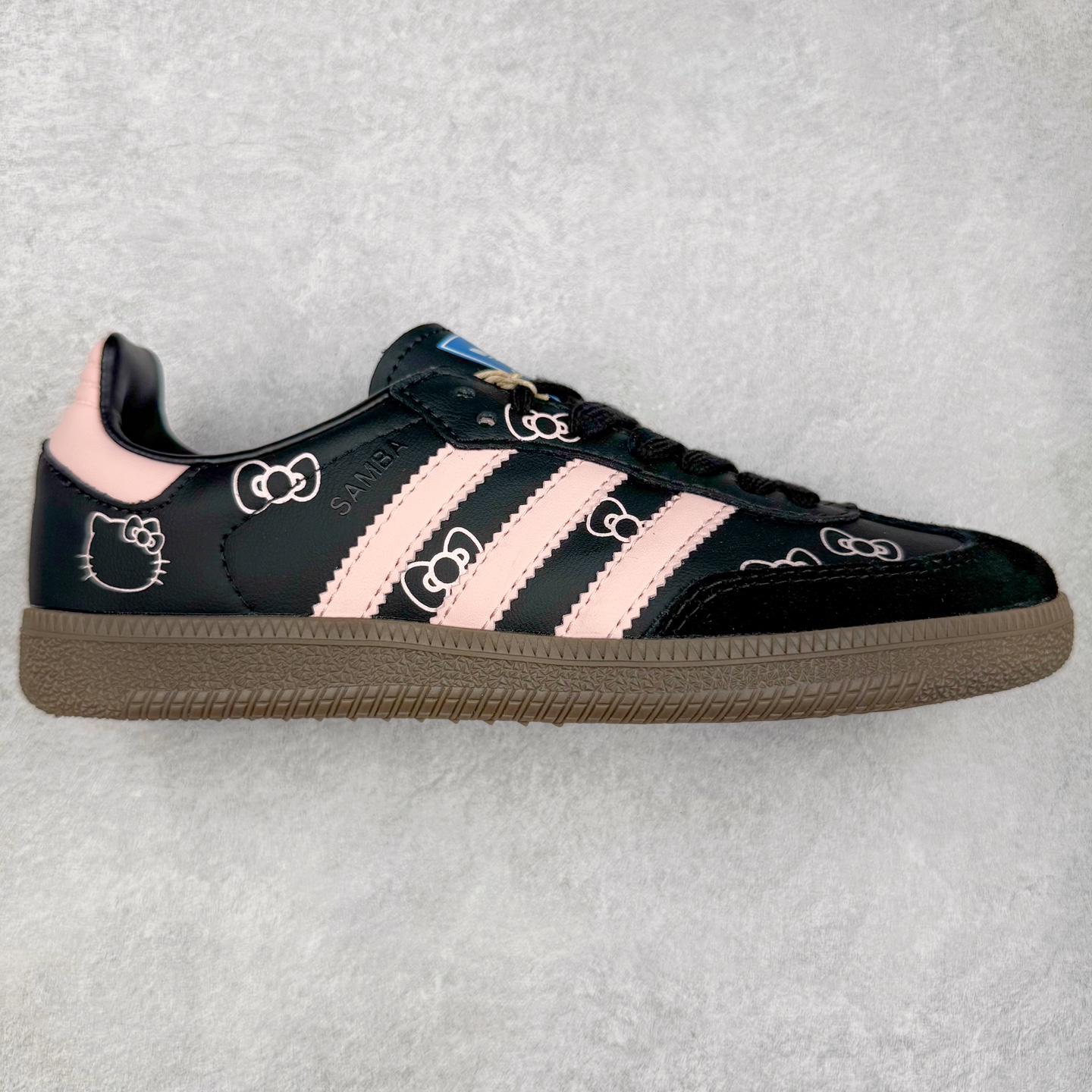 AD Original Samba OG 复古经典轻便板鞋 B75807 口碑大厂出品 品控大底版型不断改良更新 全套原纸板楦头开发 确保原汁原味 完美呈现桑巴版型 一比一鞋头弧度高度鞋身弧度 此版本只针对中端市场 皮料材质有所更替 其他数据细节工艺流程均保持一致 绝不口嗨 细节品控鞋型随意对比 正确烫金高频细节 原装纳米超迁皮料 独家私模橡胶大底 原盒原配 这款桑巴鞋展示了高质量的工艺 带有装饰的超锁缝制和无缝的手感 柔软、柔软的皮革造型和标志性的3条纹完成了精致的外观 正规合身鞋带 鞋面上有绒面鞋垫 橡胶鞋底 享受正畸套筒软感 自50年代首次亮相以来就一直在赢得粉丝的青睐 尺码：35.5 36 36.5 37.5 38 38.5 39 40 40.5 41 42 42.5 43 44 44.5 45-选品中心