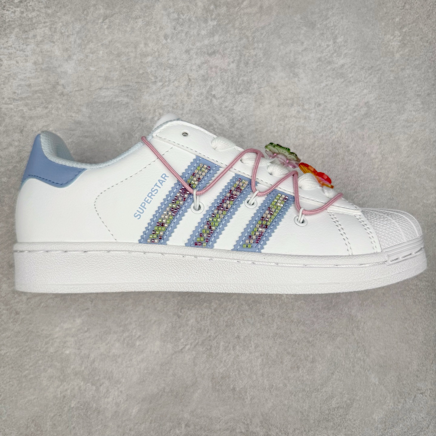 AD Originals Superstar 经典复古贝壳头板鞋 JR1332 诞生于1969年 是第一双将全皮面鞋 身与橡胶鞋头结合在一起的低帮篮球鞋 Superstar最开始 是作为高帮篮球鞋Pro Model的低帮版本而出现的 但因为其独特和醒目的橡胶鞋头造型而让大家熟知 被大家形象地称为\\\”shelltoe\\\”贝壳头 在70年代的美国职业篮球场上 接近3/4的NBA球员都将这双Superstar作为场上用鞋 80年代之后 经过不断的改良和发展 Superstar逐渐成为横跨时装、音乐、街头文化、休闲和运动等各大领域的时尚潮鞋 尺码：36 36.5 37 38 38.5 39 40 40.5 41 42 42.5 43 44 44.5 45-选品中心