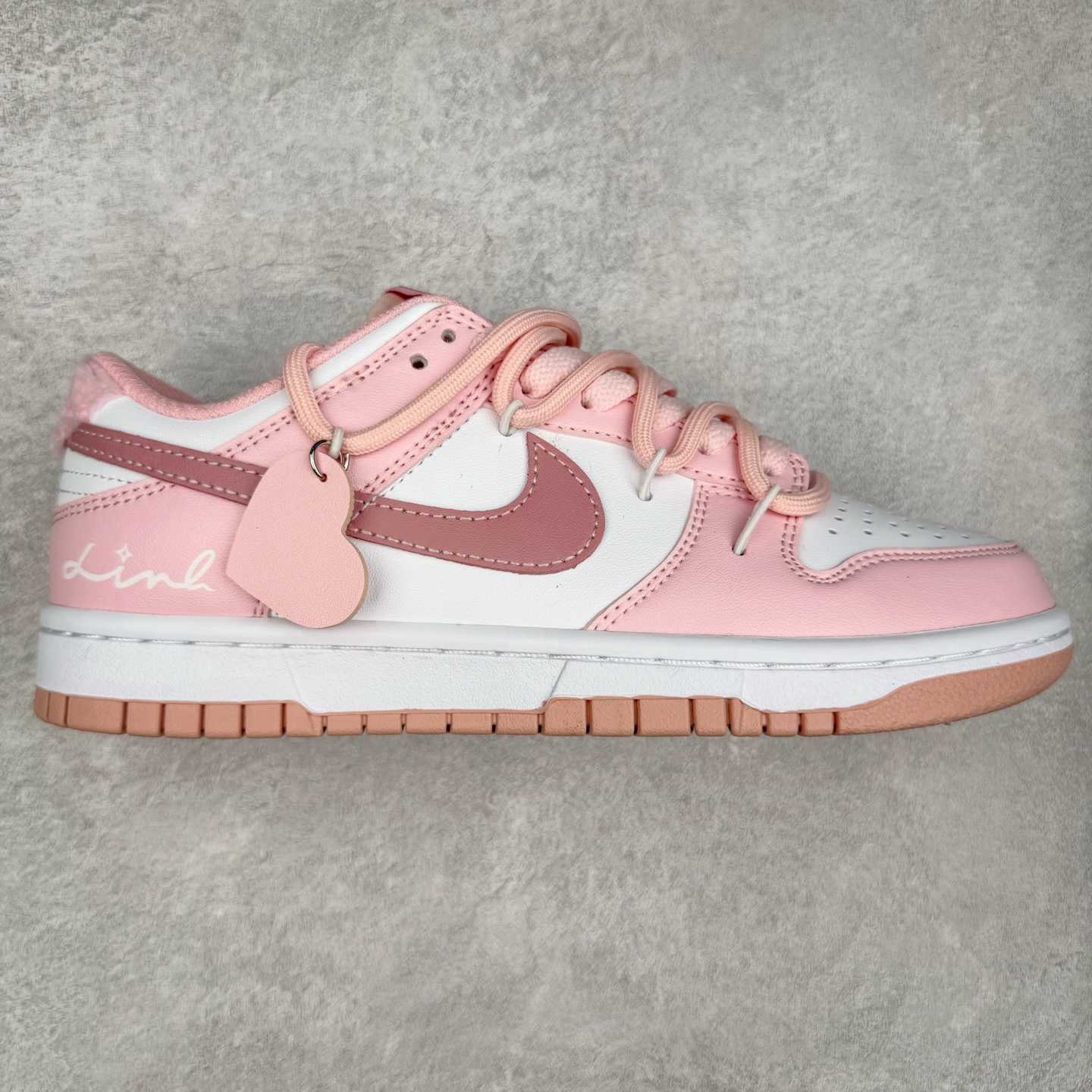 NK Dunk Low DO6485-600 定制系列天花板 无原鞋不开发 全系列得物原鞋一比一校对开发 配色持续更新中 终端对接 优势输出 全套原厂楦头原纸板数据档案倾力打造 原汁原味莞产 极致还原 圈内最强针车工艺 高端零售指定版 广东原厂配套原盒原标 鞋盒分三个尺码段 原厂冲刀 超高清洁度 全鞋零毛边皮料切割 采用原厂百宏鞋带以及原厂百宏织唛舌标 内标可供原厂几率过验 进口原装条纹中底布 四线拉帮白色点胶 原厂拉帮手法遵循公司 原厂电绣 极致还原 尺码：36 36.5 37.5 38 38.5 39 40 40.5 41 42 42.5 43 44 44.5 45 46-选品中心