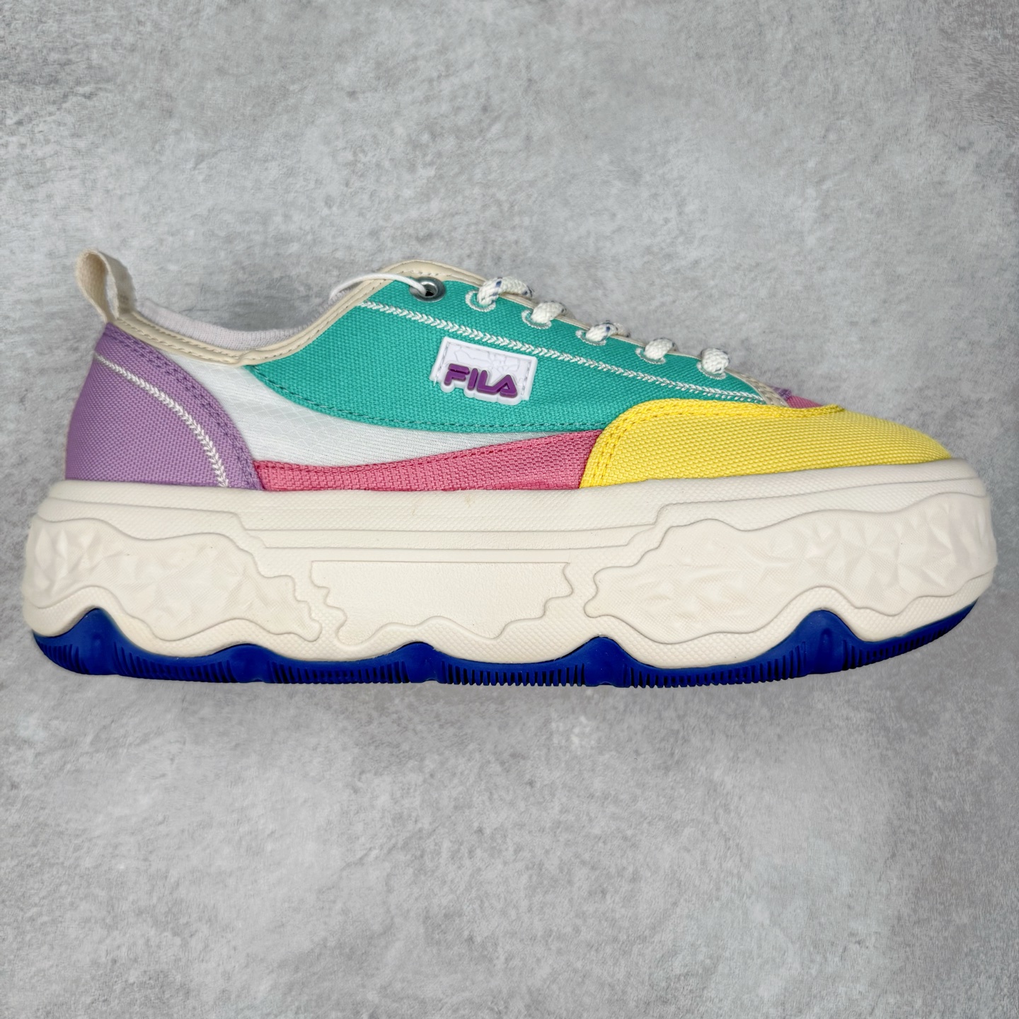 FILA ROCK 斐乐岩石鞋舒适百搭轻便耐磨透气减震低帮帆布鞋 FUSION 系列传承了 FILA 的百年基因，融入年轻运动及潮流文化，成为引领变革、创新突破的一代。以“1+N” 的跨界合作模式重现经典的同时创造经典。带来最出其不意的跨界合作惊喜。同时，FILAFUSION把FILA 的 DNA 融入到定制体验里，你可以随心制造厲于你的产品。FILA FUSION 的鞋家族涵盖了老爹鞋、跑步鞋、网球鞋、季节款。风格复古新潮，满足了时尚人士出行及各类运动的搭配需求，成为当下年轻人筷拥的鞋类品牌之一。FILA FUSION 走进年轻人的世界，通过年轻人运动，街舞，滑板，篮球，展现 FILA FUSION 的潮流态度和年轻文化。FILA FUSION 认为末来属于引领变革、创新突破的年轻一代，让我们一起构成 FILA 未来的蓝图吧！尺码：35.5 36 36.5 37.5 38 38.5 39 40 40.5 41 42 42.5 43 44 44.5 45 45.5-选品中心