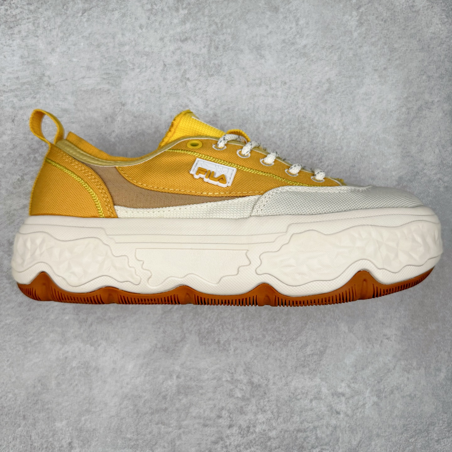 FILA ROCK 斐乐岩石鞋舒适百搭轻便耐磨透气减震低帮帆布鞋 FUSION 系列传承了 FILA 的百年基因，融入年轻运动及潮流文化，成为引领变革、创新突破的一代。以“1+N” 的跨界合作模式重现经典的同时创造经典。带来最出其不意的跨界合作惊喜。同时，FILAFUSION把FILA 的 DNA 融入到定制体验里，你可以随心制造厲于你的产品。FILA FUSION 的鞋家族涵盖了老爹鞋、跑步鞋、网球鞋、季节款。风格复古新潮，满足了时尚人士出行及各类运动的搭配需求，成为当下年轻人筷拥的鞋类品牌之一。FILA FUSION 走进年轻人的世界，通过年轻人运动，街舞，滑板，篮球，展现 FILA FUSION 的潮流态度和年轻文化。FILA FUSION 认为末来属于引领变革、创新突破的年轻一代，让我们一起构成 FILA 未来的蓝图吧！尺码：35.5 36 36.5 37.5 38 38.5 39 40 40.5 41 42 42.5 43 44 44.5 45 45.5-选品中心