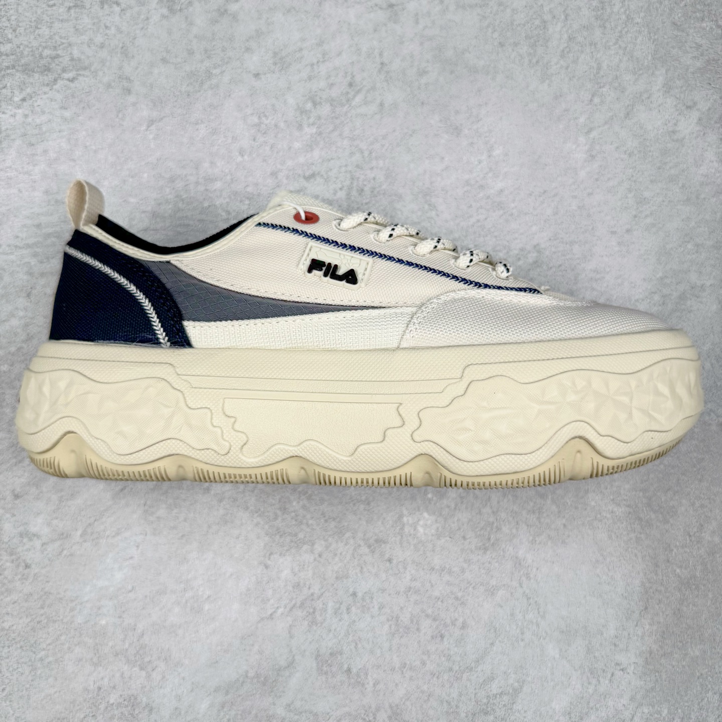 FILA ROCK 斐乐岩石鞋舒适百搭轻便耐磨透气减震低帮帆布鞋 FUSION 系列传承了 FILA 的百年基因，融入年轻运动及潮流文化，成为引领变革、创新突破的一代。以“1+N” 的跨界合作模式重现经典的同时创造经典。带来最出其不意的跨界合作惊喜。同时，FILAFUSION把FILA 的 DNA 融入到定制体验里，你可以随心制造厲于你的产品。FILA FUSION 的鞋家族涵盖了老爹鞋、跑步鞋、网球鞋、季节款。风格复古新潮，满足了时尚人士出行及各类运动的搭配需求，成为当下年轻人筷拥的鞋类品牌之一。FILA FUSION 走进年轻人的世界，通过年轻人运动，街舞，滑板，篮球，展现 FILA FUSION 的潮流态度和年轻文化。FILA FUSION 认为末来属于引领变革、创新突破的年轻一代，让我们一起构成 FILA 未来的蓝图吧！尺码：35.5 36 36.5 37.5 38 38.5 39 40 40.5 41 42 42.5 43 44 44.5 45 45.5-选品中心