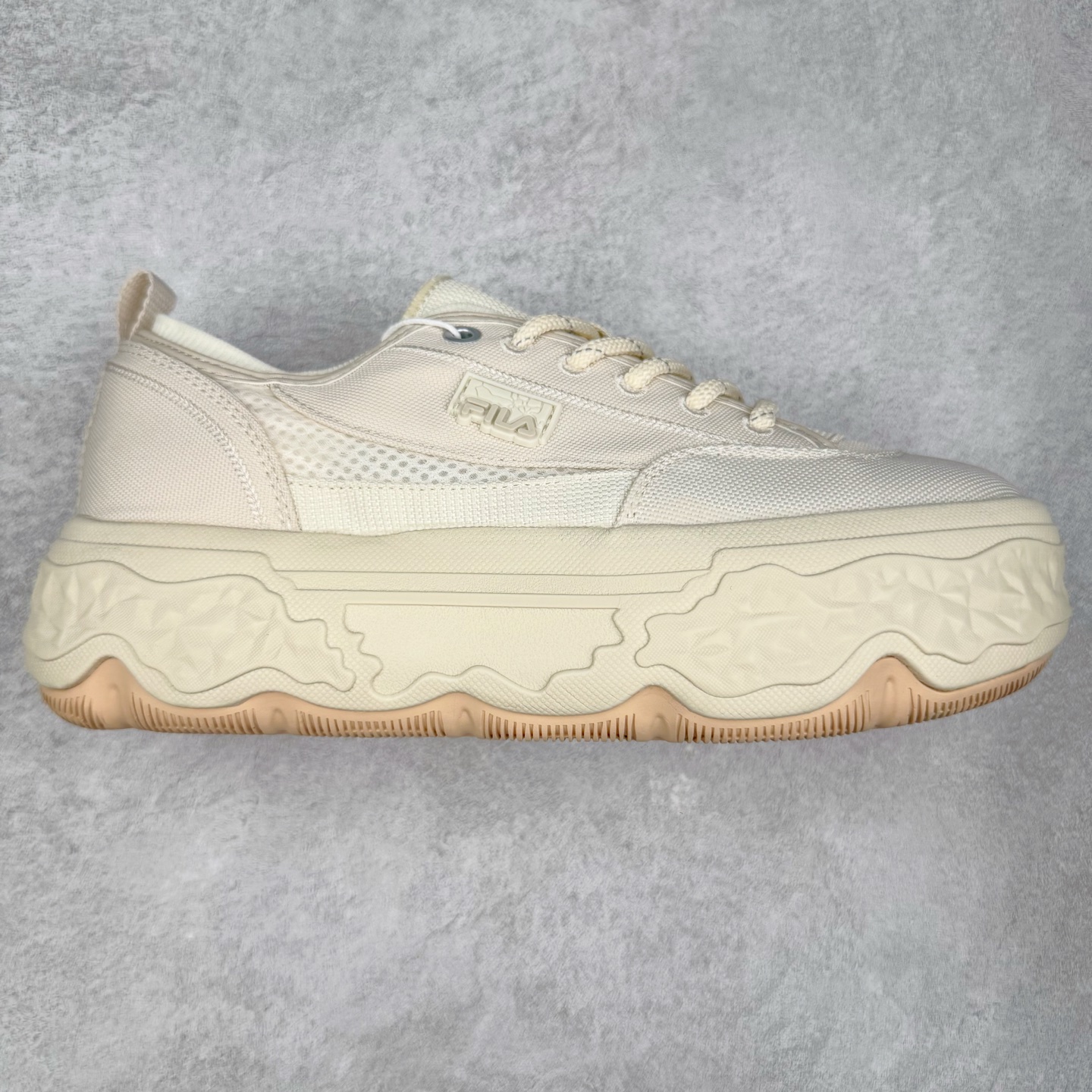 FILA ROCK 斐乐岩石鞋舒适百搭轻便耐磨透气减震低帮帆布鞋 FUSION 系列传承了 FILA 的百年基因，融入年轻运动及潮流文化，成为引领变革、创新突破的一代。以“1+N” 的跨界合作模式重现经典的同时创造经典。带来最出其不意的跨界合作惊喜。同时，FILAFUSION把FILA 的 DNA 融入到定制体验里，你可以随心制造厲于你的产品。FILA FUSION 的鞋家族涵盖了老爹鞋、跑步鞋、网球鞋、季节款。风格复古新潮，满足了时尚人士出行及各类运动的搭配需求，成为当下年轻人筷拥的鞋类品牌之一。FILA FUSION 走进年轻人的世界，通过年轻人运动，街舞，滑板，篮球，展现 FILA FUSION 的潮流态度和年轻文化。FILA FUSION 认为末来属于引领变革、创新突破的年轻一代，让我们一起构成 FILA 未来的蓝图吧！尺码：35.5 36 36.5 37.5 38 38.5 39 40 40.5 41 42 42.5 43 44 44.5 45 45.5-选品中心