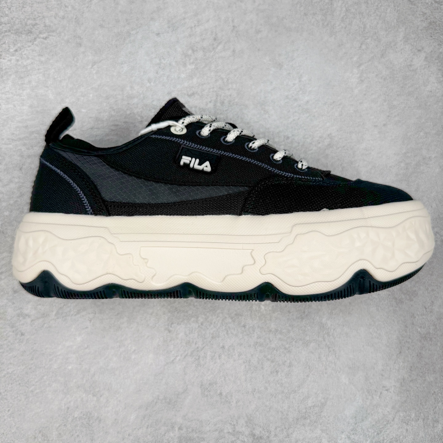 FILA ROCK 斐乐岩石鞋舒适百搭轻便耐磨透气减震低帮帆布鞋 FUSION 系列传承了 FILA 的百年基因，融入年轻运动及潮流文化，成为引领变革、创新突破的一代。以“1+N” 的跨界合作模式重现经典的同时创造经典。带来最出其不意的跨界合作惊喜。同时，FILAFUSION把FILA 的 DNA 融入到定制体验里，你可以随心制造厲于你的产品。FILA FUSION 的鞋家族涵盖了老爹鞋、跑步鞋、网球鞋、季节款。风格复古新潮，满足了时尚人士出行及各类运动的搭配需求，成为当下年轻人筷拥的鞋类品牌之一。FILA FUSION 走进年轻人的世界，通过年轻人运动，街舞，滑板，篮球，展现 FILA FUSION 的潮流态度和年轻文化。FILA FUSION 认为末来属于引领变革、创新突破的年轻一代，让我们一起构成 FILA 未来的蓝图吧！尺码：35.5 36 36.5 37.5 38 38.5 39 40 40.5 41 42 42.5 43 44 44.5 45 45.5-选品中心