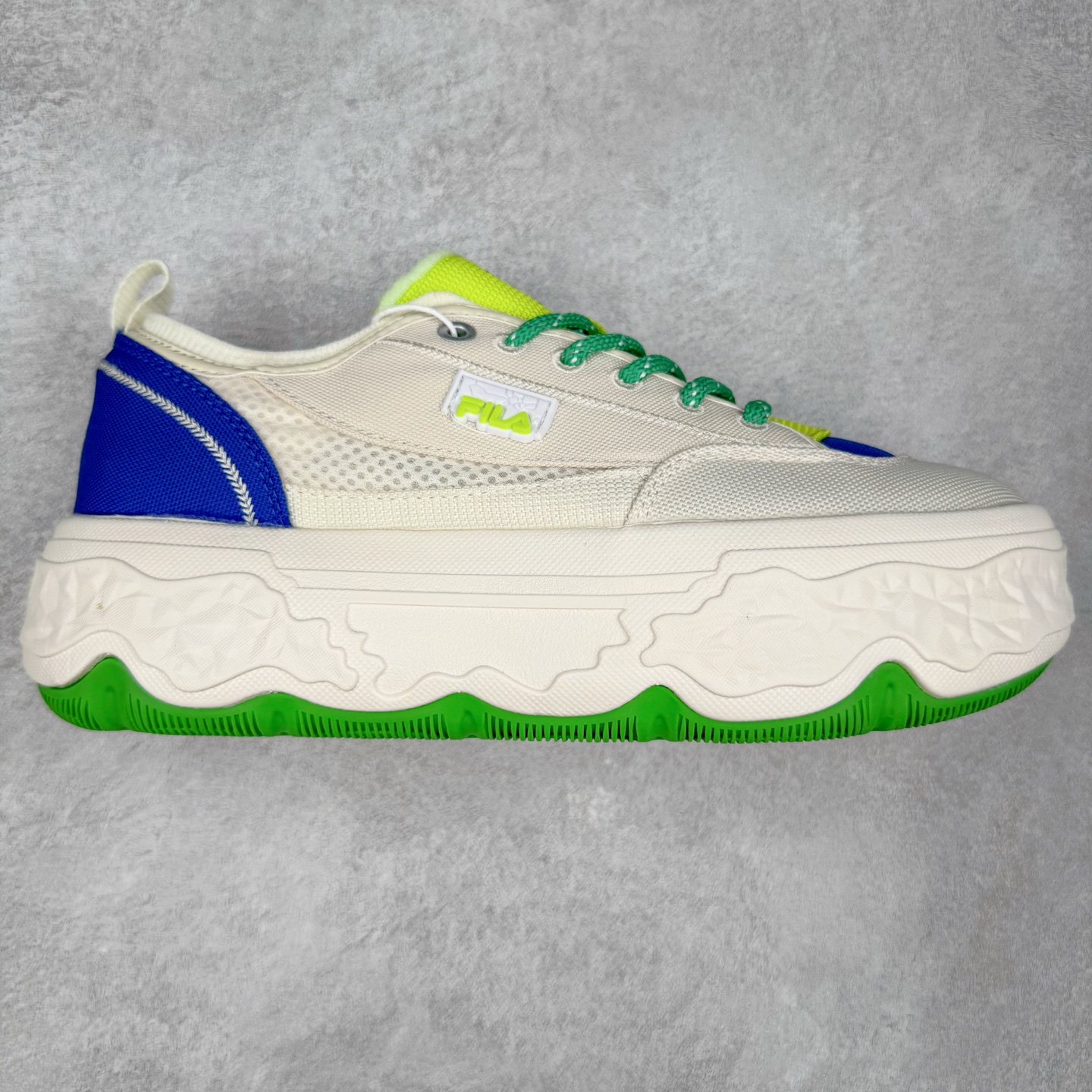 FILA ROCK 斐乐岩石鞋舒适百搭轻便耐磨透气减震低帮帆布鞋 FUSION 系列传承了 FILA 的百年基因，融入年轻运动及潮流文化，成为引领变革、创新突破的一代。以“1+N” 的跨界合作模式重现经典的同时创造经典。带来最出其不意的跨界合作惊喜。同时，FILAFUSION把FILA 的 DNA 融入到定制体验里，你可以随心制造厲于你的产品。FILA FUSION 的鞋家族涵盖了老爹鞋、跑步鞋、网球鞋、季节款。风格复古新潮，满足了时尚人士出行及各类运动的搭配需求，成为当下年轻人筷拥的鞋类品牌之一。FILA FUSION 走进年轻人的世界，通过年轻人运动，街舞，滑板，篮球，展现 FILA FUSION 的潮流态度和年轻文化。FILA FUSION 认为末来属于引领变革、创新突破的年轻一代，让我们一起构成 FILA 未来的蓝图吧！尺码：35.5 36 36.5 37.5 38 38.5 39 40 40.5 41 42 42.5 43 44 44.5 45 45.5-选品中心