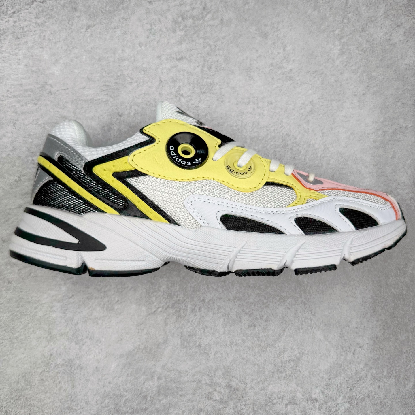 AD Original Astir 耐磨复古运动休闲鞋 鞋款灵感来自2000年代的跑步款式 鞋面和超大号孔眼进行更新复古色系搭配经典蓝白色 金色线条贯穿鞋身 增强鞋整体的流线感拼接设计 整体更显得有层次感，更有老爹鞋的味道网面透气设计 夏日出门也不会感到闷脚既舒适又透气带点稍微厚底的中底特殊材料 上脚偏软非常显高显瘦 休闲运动都可以搭配 尺码：35.5 36 36.5 37.5 38 38.5 39 40 40.5 41 42 42.5 43 44 44.5 45-选品中心