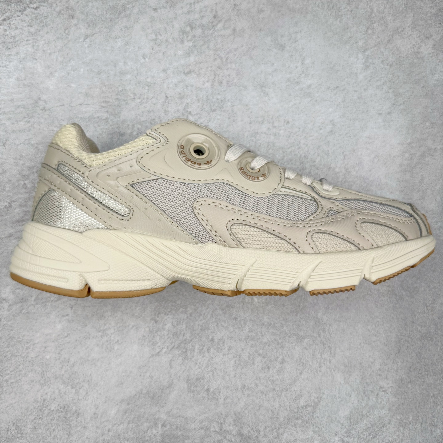 AD Original Astir 耐磨复古运动休闲鞋 鞋款灵感来自2000年代的跑步款式 鞋面和超大号孔眼进行更新复古色系搭配经典蓝白色 金色线条贯穿鞋身 增强鞋整体的流线感拼接设计 整体更显得有层次感，更有老爹鞋的味道网面透气设计 夏日出门也不会感到闷脚既舒适又透气带点稍微厚底的中底特殊材料 上脚偏软非常显高显瘦 休闲运动都可以搭配 尺码：35.5 36 36.5 37.5 38 38.5 39 40 40.5 41 42 42.5 43 44 44.5 45-选品中心