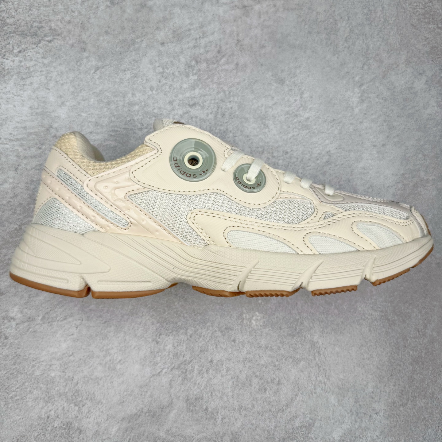 AD Original Astir 耐磨复古运动休闲鞋 鞋款灵感来自2000年代的跑步款式 鞋面和超大号孔眼进行更新复古色系搭配经典蓝白色 金色线条贯穿鞋身 增强鞋整体的流线感拼接设计 整体更显得有层次感，更有老爹鞋的味道网面透气设计 夏日出门也不会感到闷脚既舒适又透气带点稍微厚底的中底特殊材料 上脚偏软非常显高显瘦 休闲运动都可以搭配 尺码：35.5 36 36.5 37.5 38 38.5 39 40 40.5 41 42 42.5 43 44 44.5 45-选品中心