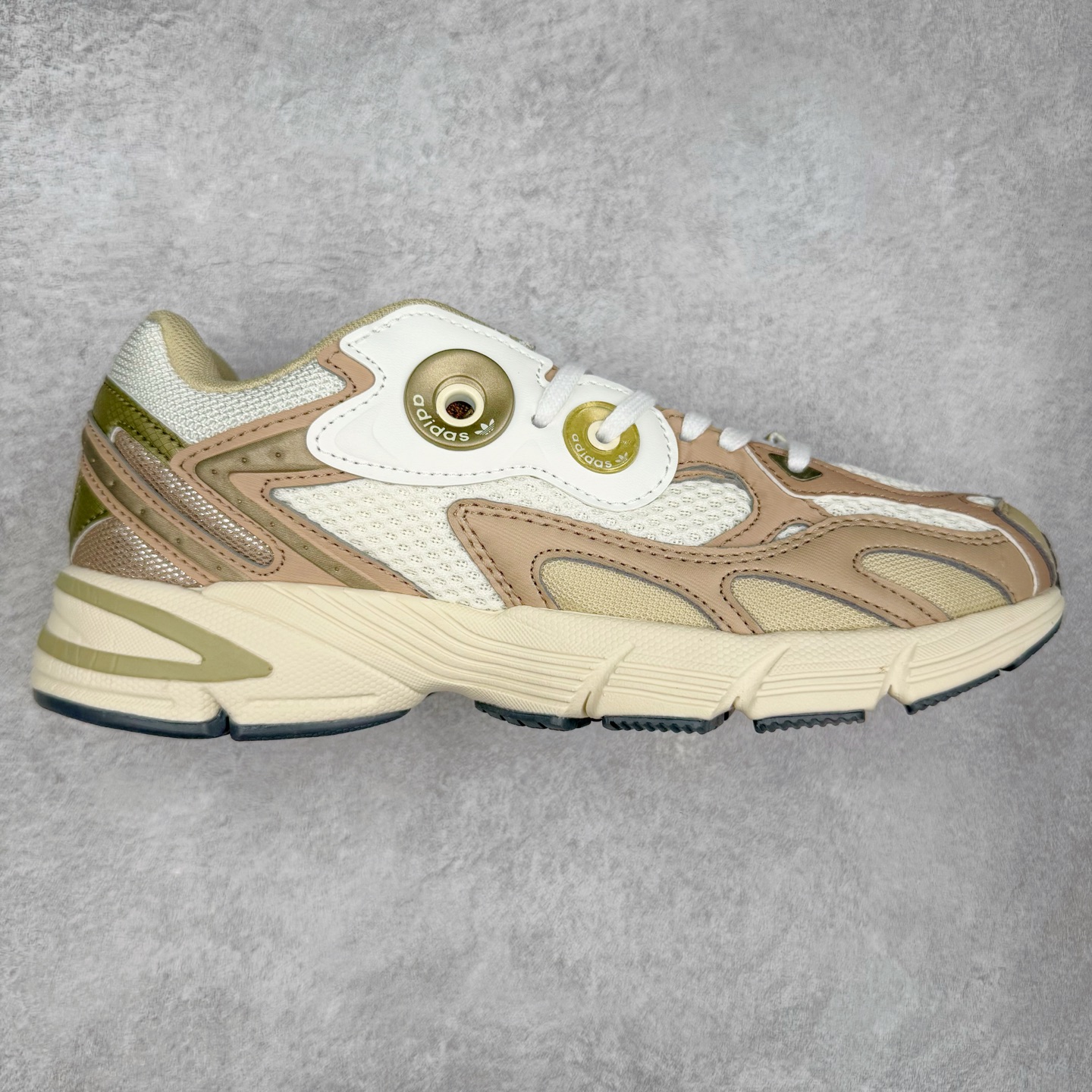 AD Original Astir 耐磨复古运动休闲鞋 鞋款灵感来自2000年代的跑步款式 鞋面和超大号孔眼进行更新复古色系搭配经典蓝白色 金色线条贯穿鞋身 增强鞋整体的流线感拼接设计 整体更显得有层次感，更有老爹鞋的味道网面透气设计 夏日出门也不会感到闷脚既舒适又透气带点稍微厚底的中底特殊材料 上脚偏软非常显高显瘦 休闲运动都可以搭配 尺码：35.5 36 36.5 37.5 38 38.5 39 40 40.5 41 42 42.5 43 44 44.5 45-选品中心