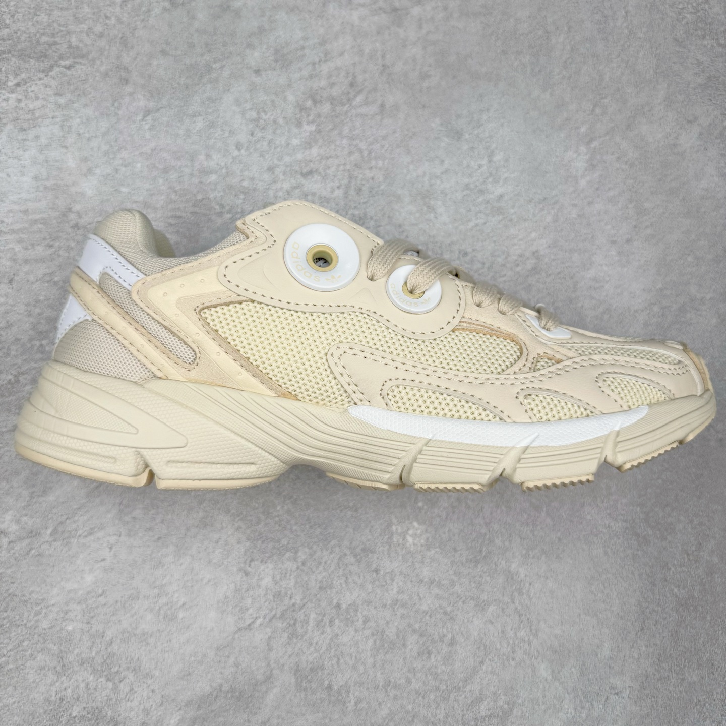 图片[8]-AD Original Astir 耐磨复古运动休闲鞋 鞋款灵感来自2000年代的跑步款式 鞋面和超大号孔眼进行更新复古色系搭配经典蓝白色 金色线条贯穿鞋身 增强鞋整体的流线感拼接设计 整体更显得有层次感，更有老爹鞋的味道网面透气设计 夏日出门也不会感到闷脚既舒适又透气带点稍微厚底的中底特殊材料 上脚偏软非常显高显瘦 休闲运动都可以搭配 尺码：35.5 36 36.5 37.5 38 38.5 39 40 40.5 41 42 42.5 43 44 44.5 45-选品中心