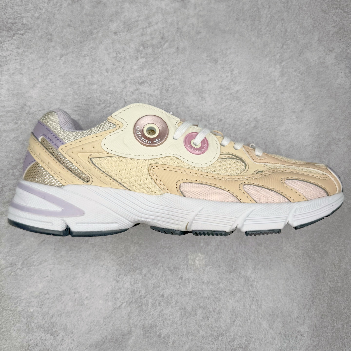 AD Original Astir 耐磨复古运动休闲鞋 鞋款灵感来自2000年代的跑步款式 鞋面和超大号孔眼进行更新复古色系搭配经典蓝白色 金色线条贯穿鞋身 增强鞋整体的流线感拼接设计 整体更显得有层次感，更有老爹鞋的味道网面透气设计 夏日出门也不会感到闷脚既舒适又透气带点稍微厚底的中底特殊材料 上脚偏软非常显高显瘦 休闲运动都可以搭配 尺码：35.5 36 36.5 37.5 38 38.5 39 40 40.5 41 42 42.5 43 44 44.5 45-选品中心