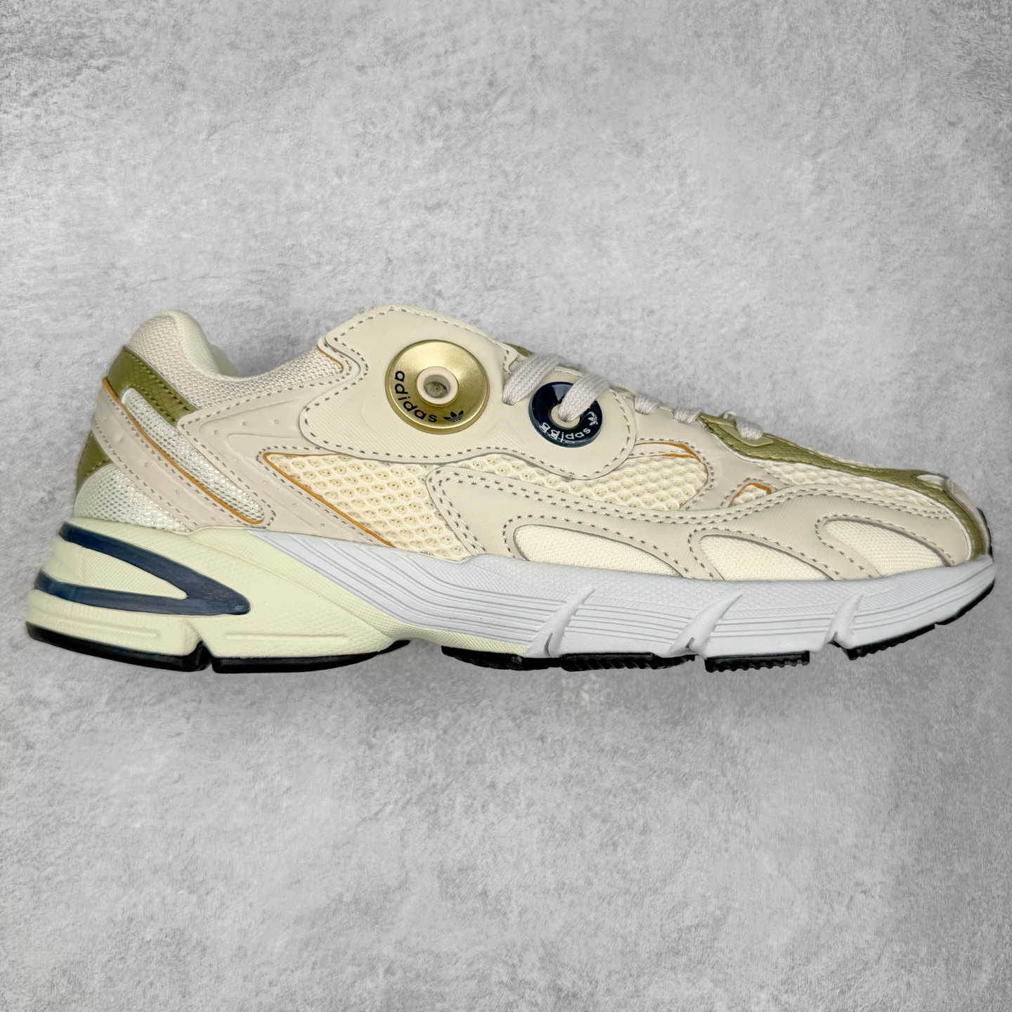 图片[2]-AD Original Astir 耐磨复古运动休闲鞋 鞋款灵感来自2000年代的跑步款式 鞋面和超大号孔眼进行更新复古色系搭配经典蓝白色 金色线条贯穿鞋身 增强鞋整体的流线感拼接设计 整体更显得有层次感，更有老爹鞋的味道网面透气设计 夏日出门也不会感到闷脚既舒适又透气带点稍微厚底的中底特殊材料 上脚偏软非常显高显瘦 休闲运动都可以搭配 尺码：35.5 36 36.5 37.5 38 38.5 39 40 40.5 41 42 42.5 43 44 44.5 45-选品中心