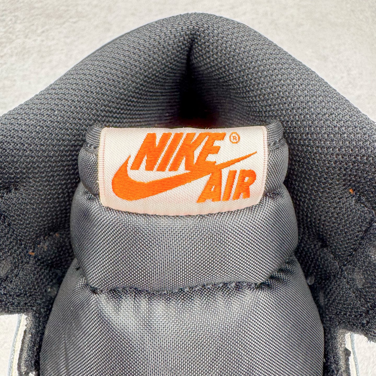 图片[15]-＃Ljr特供 Air Jordan AJ1 Retro High 复刻扣碎篮板 黑橙 DZ5485-008 全新改良批次 圈内最强倒钩系列 恪守真诚 承诺混一赔十 高端零售裸鞋圈特供批次 SZ原厂全套原楦原纸板冲刀磨具开发 原厂皮料加持 原厂港宝加持定型后跟R度完美 同源原厂电绣 飞翼针数密度立体效果一致 百分百一致原鞋 原厂拉帮工艺 针距密度一致 后跟弧度收口自然不对折 极致一眼正品既视感 进口玻璃冲刀皮料裁剪零毛边 全鞋电脑针车工艺 品控清洁度最高QC检验标准 免检产品 原厂订购鞋盒、鞋标、防尘纸、鞋撑、鞋带 追求极致的原厂味道 尺码：40.5 41 42 42.5 43 44 44.5 45 46 47.5 48.5-选品中心