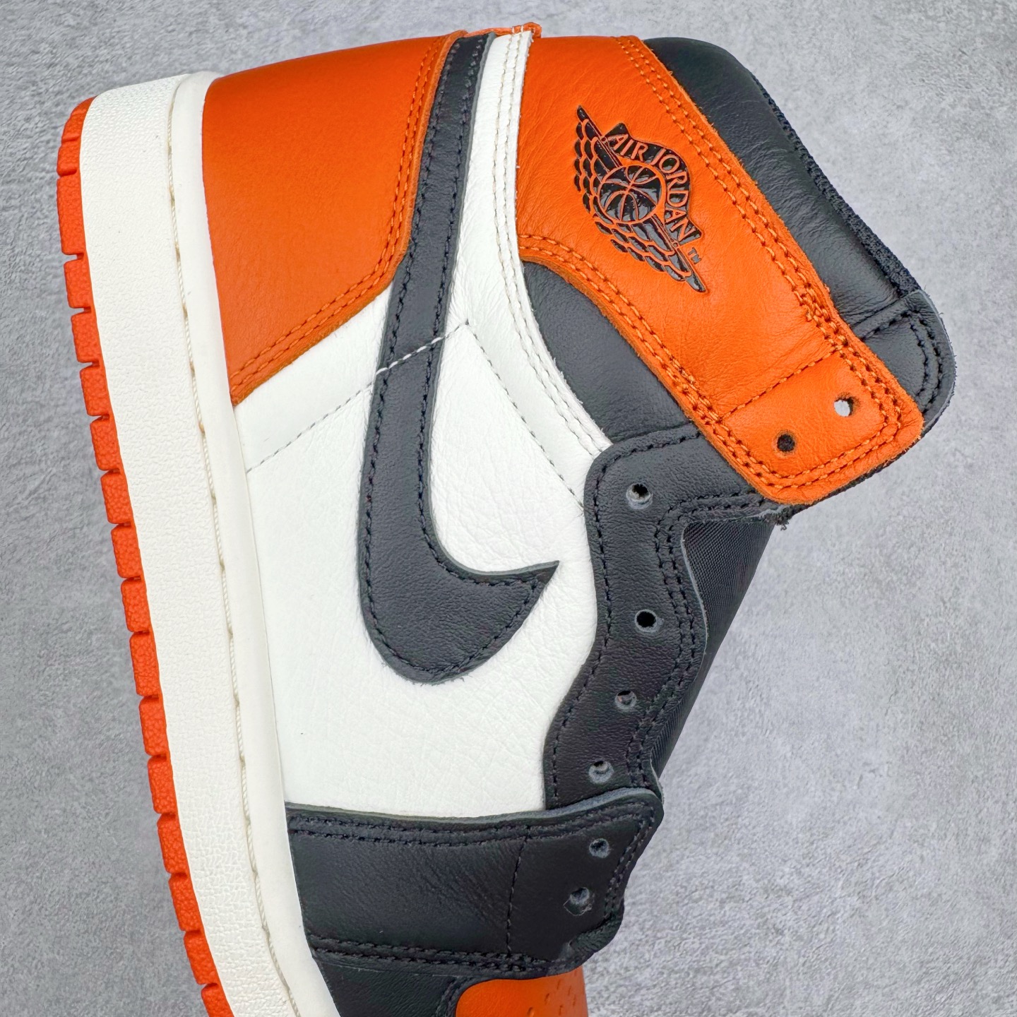 图片[6]-＃Ljr特供 Air Jordan AJ1 Retro High 复刻扣碎篮板 黑橙 DZ5485-008 全新改良批次 圈内最强倒钩系列 恪守真诚 承诺混一赔十 高端零售裸鞋圈特供批次 SZ原厂全套原楦原纸板冲刀磨具开发 原厂皮料加持 原厂港宝加持定型后跟R度完美 同源原厂电绣 飞翼针数密度立体效果一致 百分百一致原鞋 原厂拉帮工艺 针距密度一致 后跟弧度收口自然不对折 极致一眼正品既视感 进口玻璃冲刀皮料裁剪零毛边 全鞋电脑针车工艺 品控清洁度最高QC检验标准 免检产品 原厂订购鞋盒、鞋标、防尘纸、鞋撑、鞋带 追求极致的原厂味道 尺码：40.5 41 42 42.5 43 44 44.5 45 46 47.5 48.5-选品中心