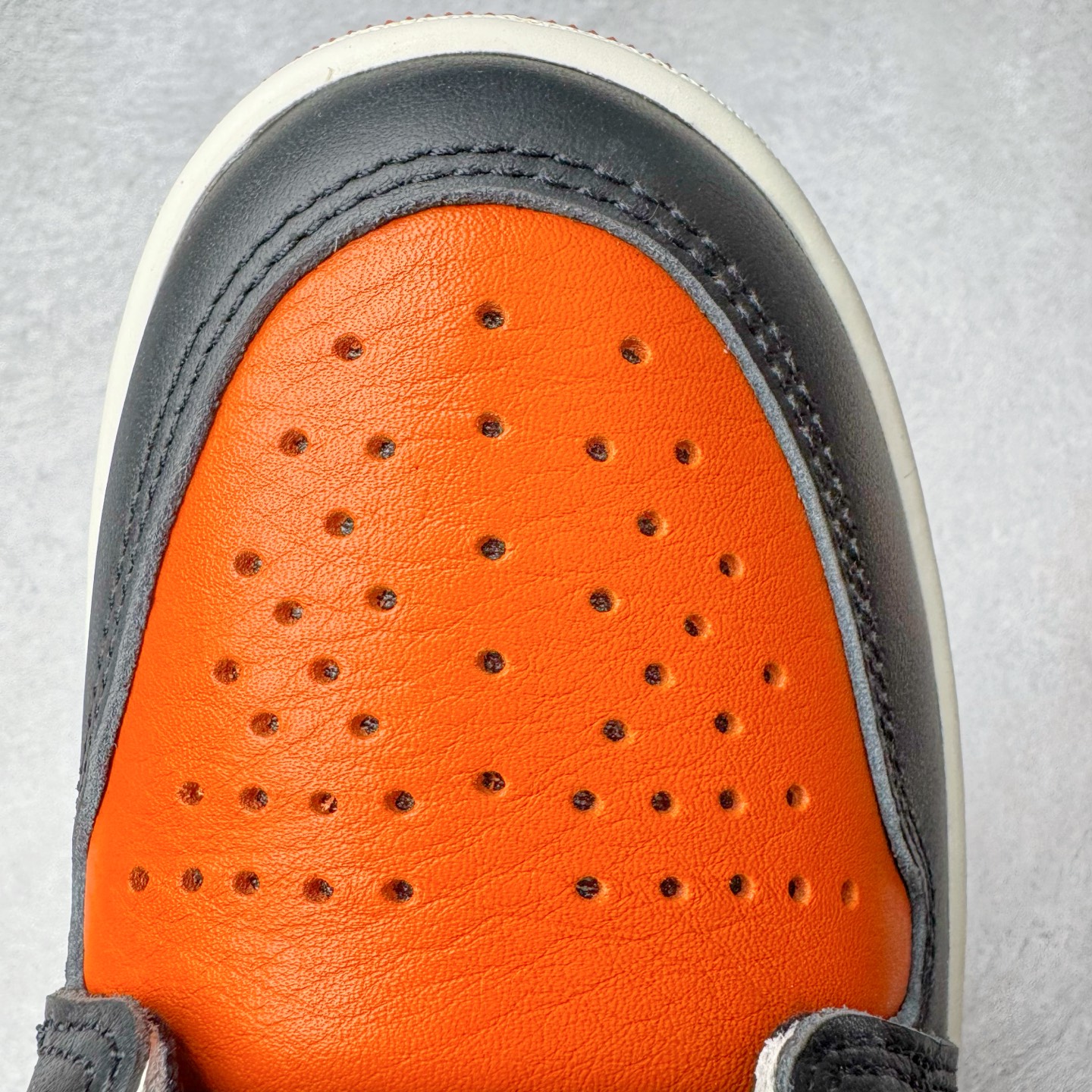 图片[16]-＃Ljr特供 Air Jordan AJ1 Retro High 复刻扣碎篮板 黑橙 DZ5485-008 全新改良批次 圈内最强倒钩系列 恪守真诚 承诺混一赔十 高端零售裸鞋圈特供批次 SZ原厂全套原楦原纸板冲刀磨具开发 原厂皮料加持 原厂港宝加持定型后跟R度完美 同源原厂电绣 飞翼针数密度立体效果一致 百分百一致原鞋 原厂拉帮工艺 针距密度一致 后跟弧度收口自然不对折 极致一眼正品既视感 进口玻璃冲刀皮料裁剪零毛边 全鞋电脑针车工艺 品控清洁度最高QC检验标准 免检产品 原厂订购鞋盒、鞋标、防尘纸、鞋撑、鞋带 追求极致的原厂味道 尺码：40.5 41 42 42.5 43 44 44.5 45 46 47.5 48.5-选品中心