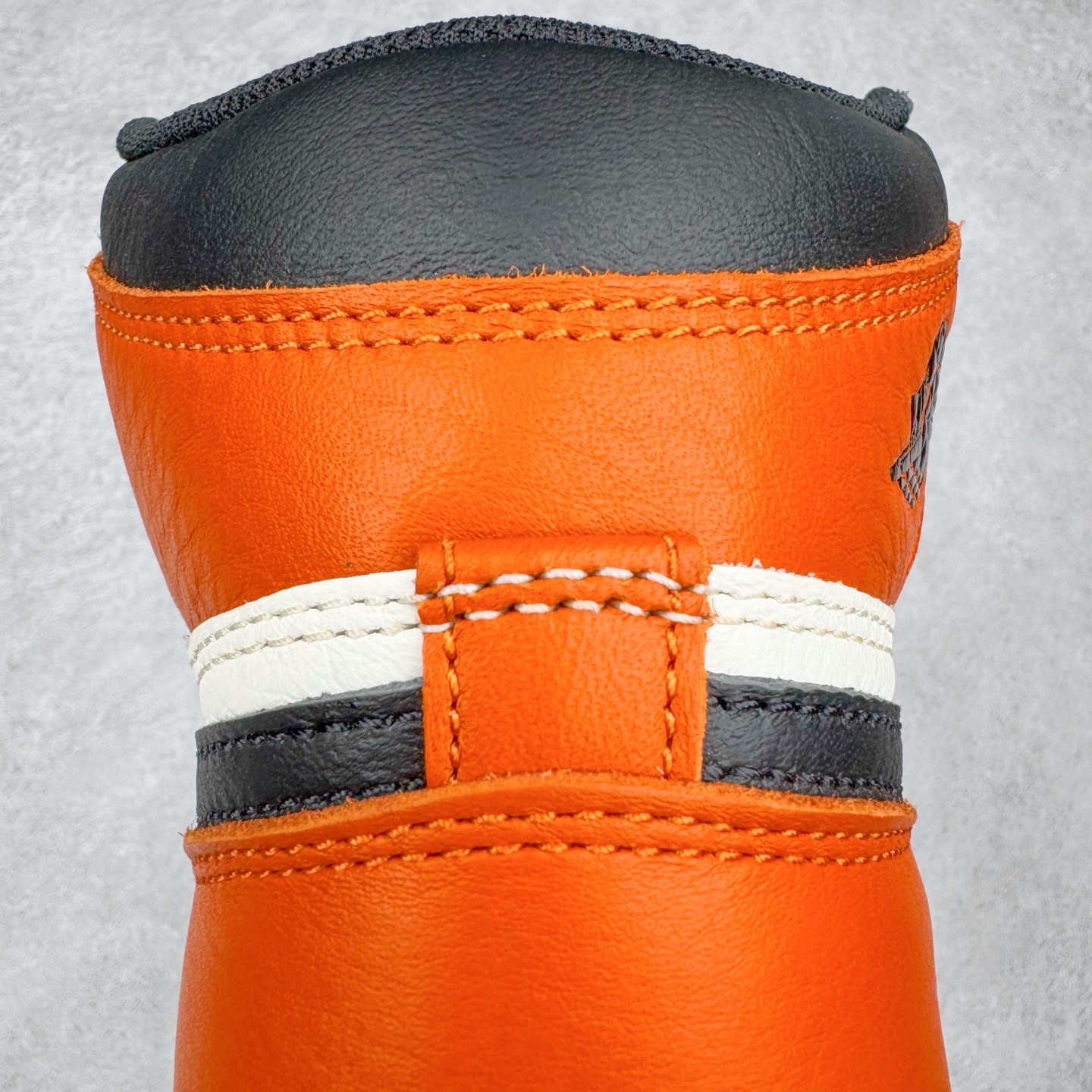 图片[14]-＃Ljr特供 Air Jordan AJ1 Retro High 复刻扣碎篮板 黑橙 DZ5485-008 全新改良批次 圈内最强倒钩系列 恪守真诚 承诺混一赔十 高端零售裸鞋圈特供批次 SZ原厂全套原楦原纸板冲刀磨具开发 原厂皮料加持 原厂港宝加持定型后跟R度完美 同源原厂电绣 飞翼针数密度立体效果一致 百分百一致原鞋 原厂拉帮工艺 针距密度一致 后跟弧度收口自然不对折 极致一眼正品既视感 进口玻璃冲刀皮料裁剪零毛边 全鞋电脑针车工艺 品控清洁度最高QC检验标准 免检产品 原厂订购鞋盒、鞋标、防尘纸、鞋撑、鞋带 追求极致的原厂味道 尺码：40.5 41 42 42.5 43 44 44.5 45 46 47.5 48.5-选品中心