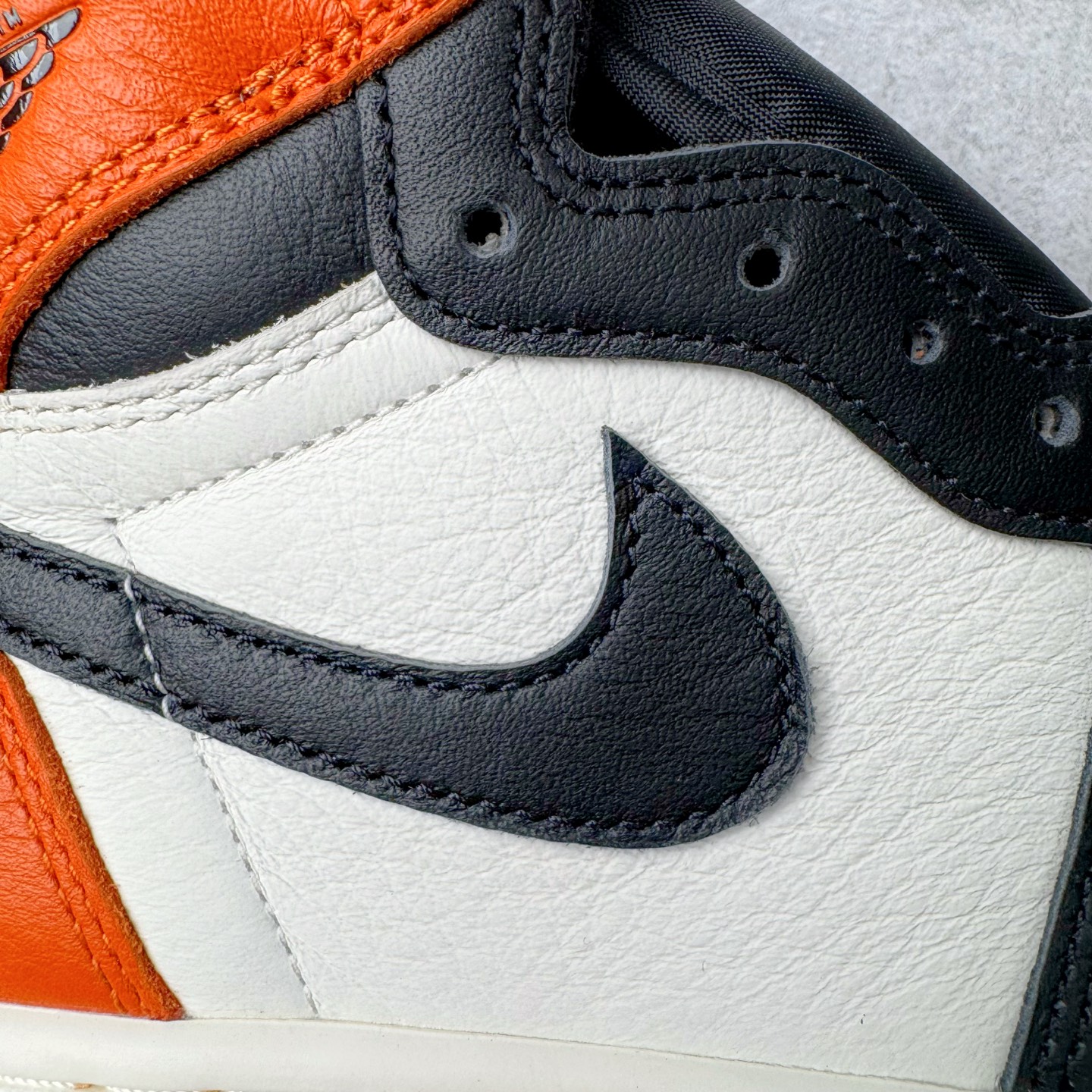 图片[19]-＃Ljr特供 Air Jordan AJ1 Retro High 复刻扣碎篮板 黑橙 DZ5485-008 全新改良批次 圈内最强倒钩系列 恪守真诚 承诺混一赔十 高端零售裸鞋圈特供批次 SZ原厂全套原楦原纸板冲刀磨具开发 原厂皮料加持 原厂港宝加持定型后跟R度完美 同源原厂电绣 飞翼针数密度立体效果一致 百分百一致原鞋 原厂拉帮工艺 针距密度一致 后跟弧度收口自然不对折 极致一眼正品既视感 进口玻璃冲刀皮料裁剪零毛边 全鞋电脑针车工艺 品控清洁度最高QC检验标准 免检产品 原厂订购鞋盒、鞋标、防尘纸、鞋撑、鞋带 追求极致的原厂味道 尺码：40.5 41 42 42.5 43 44 44.5 45 46 47.5 48.5-选品中心