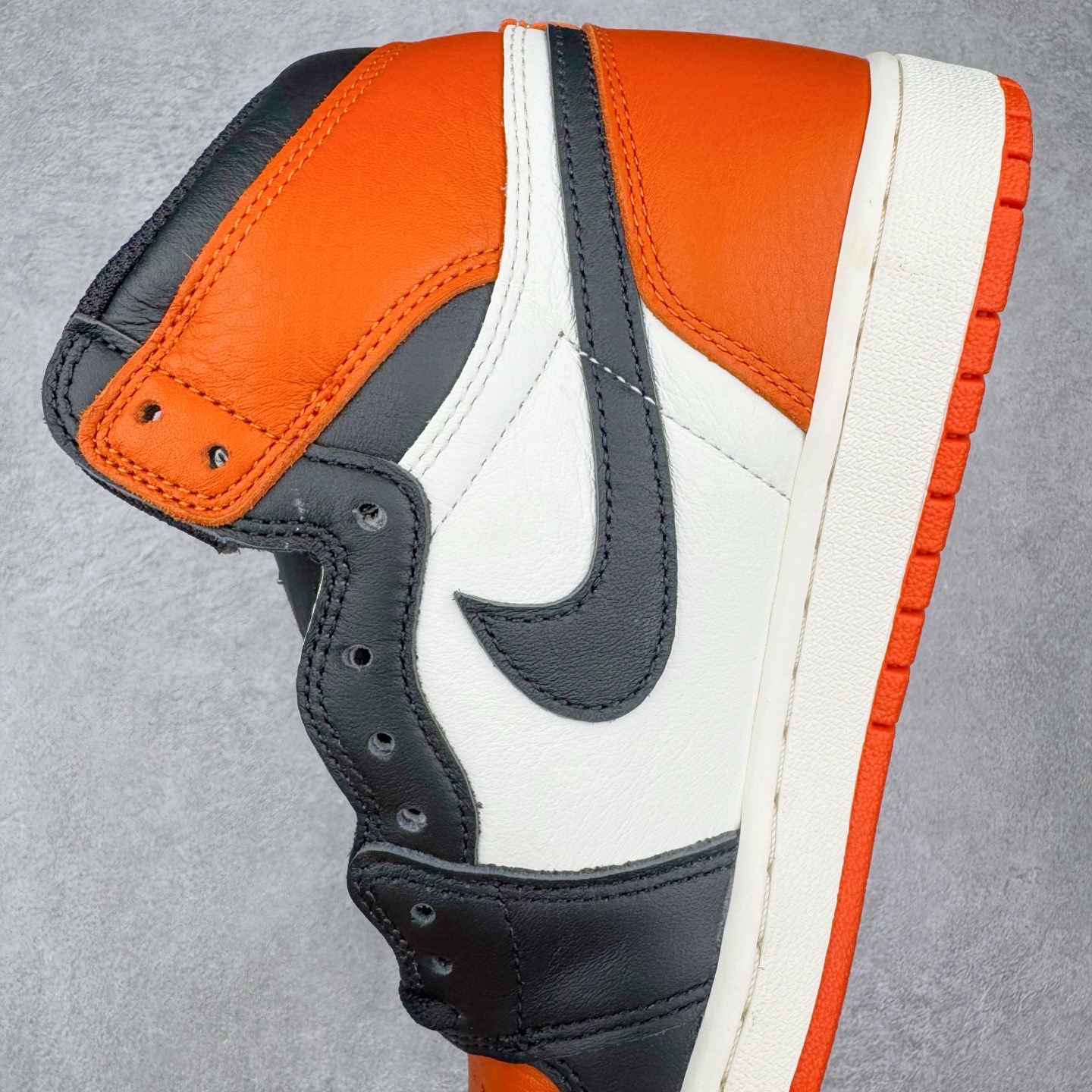 图片[7]-＃Ljr特供 Air Jordan AJ1 Retro High 复刻扣碎篮板 黑橙 DZ5485-008 全新改良批次 圈内最强倒钩系列 恪守真诚 承诺混一赔十 高端零售裸鞋圈特供批次 SZ原厂全套原楦原纸板冲刀磨具开发 原厂皮料加持 原厂港宝加持定型后跟R度完美 同源原厂电绣 飞翼针数密度立体效果一致 百分百一致原鞋 原厂拉帮工艺 针距密度一致 后跟弧度收口自然不对折 极致一眼正品既视感 进口玻璃冲刀皮料裁剪零毛边 全鞋电脑针车工艺 品控清洁度最高QC检验标准 免检产品 原厂订购鞋盒、鞋标、防尘纸、鞋撑、鞋带 追求极致的原厂味道 尺码：40.5 41 42 42.5 43 44 44.5 45 46 47.5 48.5-选品中心