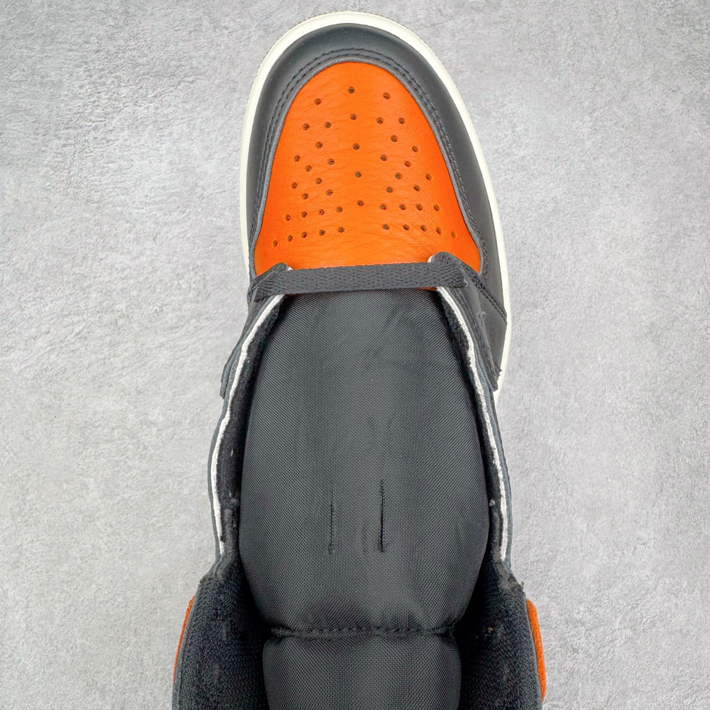 图片[4]-＃Ljr特供 Air Jordan AJ1 Retro High 复刻扣碎篮板 黑橙 DZ5485-008 全新改良批次 圈内最强倒钩系列 恪守真诚 承诺混一赔十 高端零售裸鞋圈特供批次 SZ原厂全套原楦原纸板冲刀磨具开发 原厂皮料加持 原厂港宝加持定型后跟R度完美 同源原厂电绣 飞翼针数密度立体效果一致 百分百一致原鞋 原厂拉帮工艺 针距密度一致 后跟弧度收口自然不对折 极致一眼正品既视感 进口玻璃冲刀皮料裁剪零毛边 全鞋电脑针车工艺 品控清洁度最高QC检验标准 免检产品 原厂订购鞋盒、鞋标、防尘纸、鞋撑、鞋带 追求极致的原厂味道 尺码：40.5 41 42 42.5 43 44 44.5 45 46 47.5 48.5-选品中心