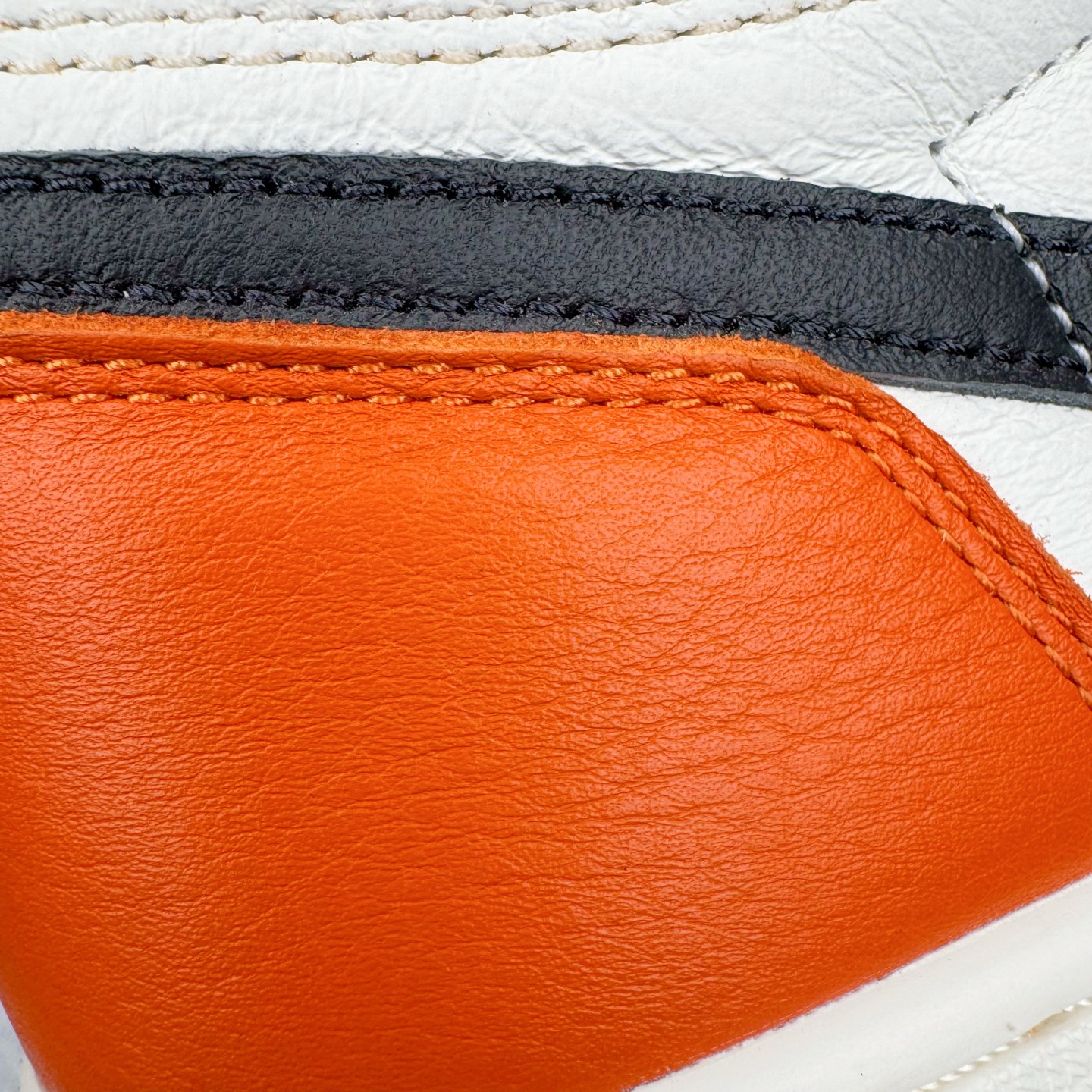 图片[13]-＃Ljr特供 Air Jordan AJ1 Retro High 复刻扣碎篮板 黑橙 DZ5485-008 全新改良批次 圈内最强倒钩系列 恪守真诚 承诺混一赔十 高端零售裸鞋圈特供批次 SZ原厂全套原楦原纸板冲刀磨具开发 原厂皮料加持 原厂港宝加持定型后跟R度完美 同源原厂电绣 飞翼针数密度立体效果一致 百分百一致原鞋 原厂拉帮工艺 针距密度一致 后跟弧度收口自然不对折 极致一眼正品既视感 进口玻璃冲刀皮料裁剪零毛边 全鞋电脑针车工艺 品控清洁度最高QC检验标准 免检产品 原厂订购鞋盒、鞋标、防尘纸、鞋撑、鞋带 追求极致的原厂味道 尺码：40.5 41 42 42.5 43 44 44.5 45 46 47.5 48.5-选品中心