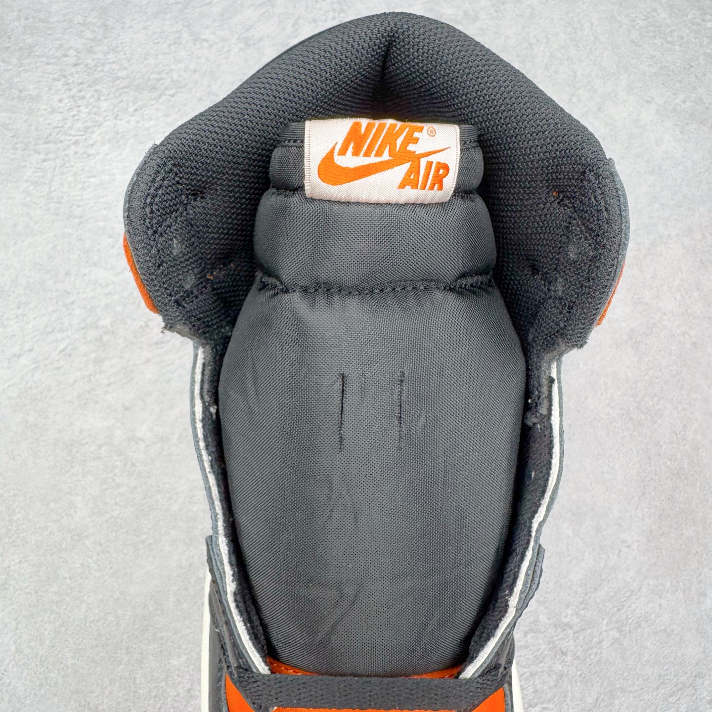 图片[5]-＃Ljr特供 Air Jordan AJ1 Retro High 复刻扣碎篮板 黑橙 DZ5485-008 全新改良批次 圈内最强倒钩系列 恪守真诚 承诺混一赔十 高端零售裸鞋圈特供批次 SZ原厂全套原楦原纸板冲刀磨具开发 原厂皮料加持 原厂港宝加持定型后跟R度完美 同源原厂电绣 飞翼针数密度立体效果一致 百分百一致原鞋 原厂拉帮工艺 针距密度一致 后跟弧度收口自然不对折 极致一眼正品既视感 进口玻璃冲刀皮料裁剪零毛边 全鞋电脑针车工艺 品控清洁度最高QC检验标准 免检产品 原厂订购鞋盒、鞋标、防尘纸、鞋撑、鞋带 追求极致的原厂味道 尺码：40.5 41 42 42.5 43 44 44.5 45 46 47.5 48.5-选品中心