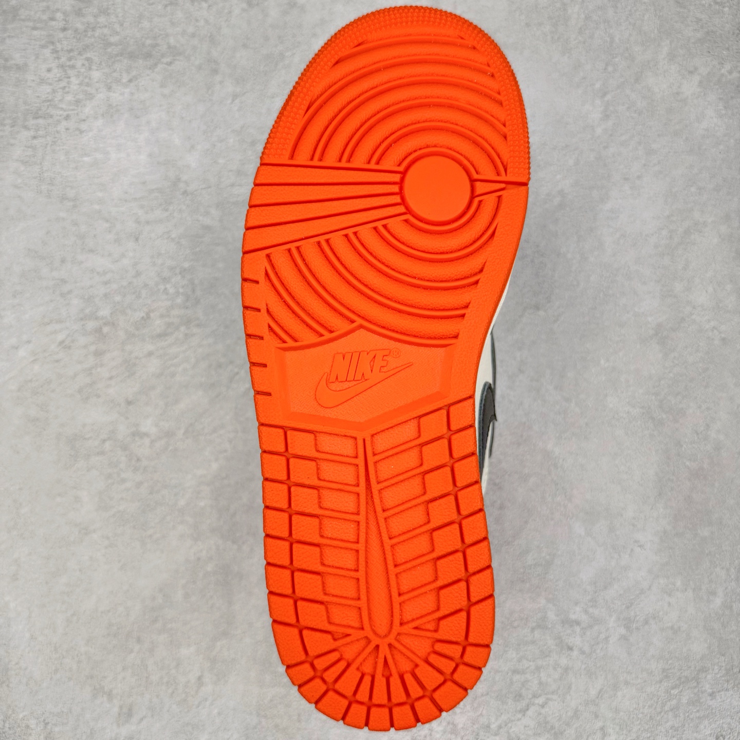 图片[9]-＃Ljr特供 Air Jordan AJ1 Retro High 复刻扣碎篮板 黑橙 DZ5485-008 全新改良批次 圈内最强倒钩系列 恪守真诚 承诺混一赔十 高端零售裸鞋圈特供批次 SZ原厂全套原楦原纸板冲刀磨具开发 原厂皮料加持 原厂港宝加持定型后跟R度完美 同源原厂电绣 飞翼针数密度立体效果一致 百分百一致原鞋 原厂拉帮工艺 针距密度一致 后跟弧度收口自然不对折 极致一眼正品既视感 进口玻璃冲刀皮料裁剪零毛边 全鞋电脑针车工艺 品控清洁度最高QC检验标准 免检产品 原厂订购鞋盒、鞋标、防尘纸、鞋撑、鞋带 追求极致的原厂味道 尺码：40.5 41 42 42.5 43 44 44.5 45 46 47.5 48.5-选品中心