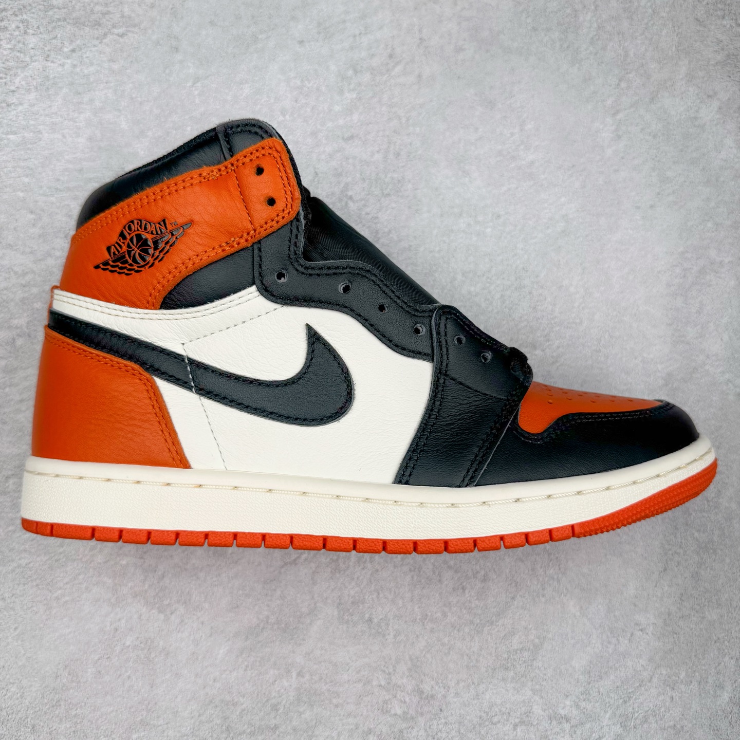 ＃Ljr特供 Air Jordan AJ1 Retro High 复刻扣碎篮板 黑橙 DZ5485-008 全新改良批次 圈内最强倒钩系列 恪守真诚 承诺混一赔十 高端零售裸鞋圈特供批次 SZ原厂全套原楦原纸板冲刀磨具开发 原厂皮料加持 原厂港宝加持定型后跟R度完美 同源原厂电绣 飞翼针数密度立体效果一致 百分百一致原鞋 原厂拉帮工艺 针距密度一致 后跟弧度收口自然不对折 极致一眼正品既视感 进口玻璃冲刀皮料裁剪零毛边 全鞋电脑针车工艺 品控清洁度最高QC检验标准 免检产品 原厂订购鞋盒、鞋标、防尘纸、鞋撑、鞋带 追求极致的原厂味道 尺码：40.5 41 42 42.5 43 44 44.5 45 46 47.5 48.5-选品中心