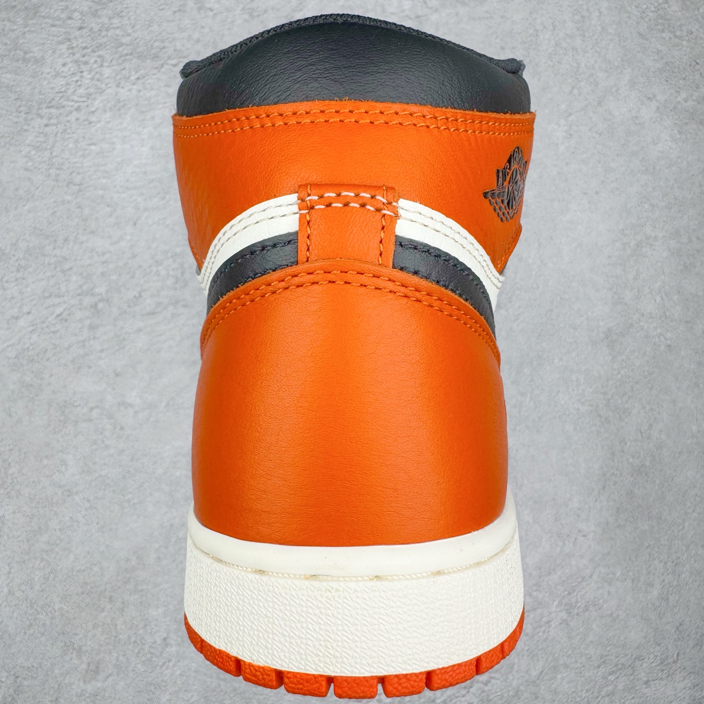 图片[8]-＃Ljr特供 Air Jordan AJ1 Retro High 复刻扣碎篮板 黑橙 DZ5485-008 全新改良批次 圈内最强倒钩系列 恪守真诚 承诺混一赔十 高端零售裸鞋圈特供批次 SZ原厂全套原楦原纸板冲刀磨具开发 原厂皮料加持 原厂港宝加持定型后跟R度完美 同源原厂电绣 飞翼针数密度立体效果一致 百分百一致原鞋 原厂拉帮工艺 针距密度一致 后跟弧度收口自然不对折 极致一眼正品既视感 进口玻璃冲刀皮料裁剪零毛边 全鞋电脑针车工艺 品控清洁度最高QC检验标准 免检产品 原厂订购鞋盒、鞋标、防尘纸、鞋撑、鞋带 追求极致的原厂味道 尺码：40.5 41 42 42.5 43 44 44.5 45 46 47.5 48.5-选品中心