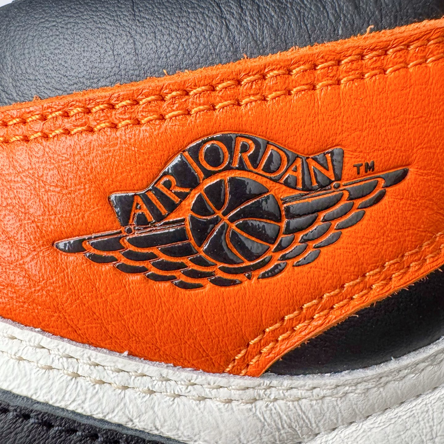 图片[17]-＃Ljr特供 Air Jordan AJ1 Retro High 复刻扣碎篮板 黑橙 DZ5485-008 全新改良批次 圈内最强倒钩系列 恪守真诚 承诺混一赔十 高端零售裸鞋圈特供批次 SZ原厂全套原楦原纸板冲刀磨具开发 原厂皮料加持 原厂港宝加持定型后跟R度完美 同源原厂电绣 飞翼针数密度立体效果一致 百分百一致原鞋 原厂拉帮工艺 针距密度一致 后跟弧度收口自然不对折 极致一眼正品既视感 进口玻璃冲刀皮料裁剪零毛边 全鞋电脑针车工艺 品控清洁度最高QC检验标准 免检产品 原厂订购鞋盒、鞋标、防尘纸、鞋撑、鞋带 追求极致的原厂味道 尺码：40.5 41 42 42.5 43 44 44.5 45 46 47.5 48.5-选品中心