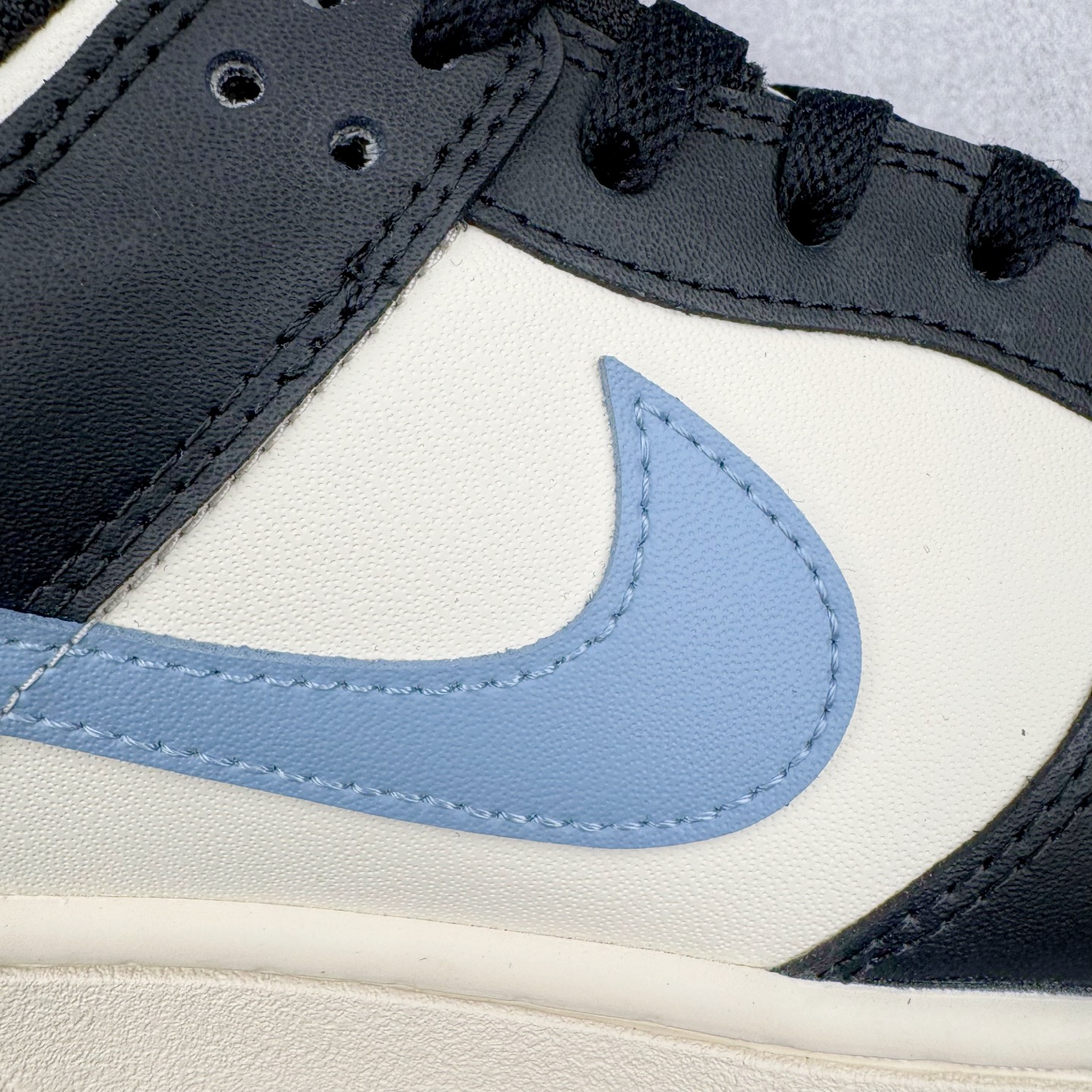 图片[18]-＃YC纯原 NK Dunk Low 蓝尾巴 DD1391-100 黑白为经，蓝橙为纬，经典Dunk 廓形被赋予摩登层次语言。以深邃黑为基底，衔接温润米白轮廓，奠定高级质感基调。标志性浅蓝Swoosh化身灵巧「蓝尾巴」，跃动鞋侧，醒目不张扬。小范围橙色点睛，瞬间激活潮流态度，行走间皆是低调与吸睛的平衡艺术。定制系列天花板 无原鞋不开发 全系列得物原鞋一比一校对开发 配色持续更新中 终端对接 优势输出 全套原厂楦头原纸板数据档案倾力打造 原汁原味莞产 极致还原 圈内最强针车工艺 高端零售指定版 广东原厂配套原盒原标 鞋盒分三个尺码段 原厂冲刀 超高清洁度 全鞋零毛边皮料切割 采用原厂百宏鞋带以及原厂百宏织唛舌标 内标可供原厂几率过验 进口原装条纹中底布 四线拉帮白色点胶 原厂拉帮手法遵循公司 原厂电绣 极致还原 尺码：36 36.5 37.5 38 38.5 39 40 40.5 41 42 42.5 43 44 44.5 45 46-选品中心