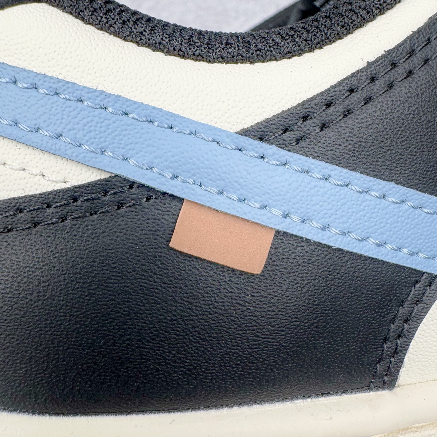 图片[17]-＃YC纯原 NK Dunk Low 蓝尾巴 DD1391-100 黑白为经，蓝橙为纬，经典Dunk 廓形被赋予摩登层次语言。以深邃黑为基底，衔接温润米白轮廓，奠定高级质感基调。标志性浅蓝Swoosh化身灵巧「蓝尾巴」，跃动鞋侧，醒目不张扬。小范围橙色点睛，瞬间激活潮流态度，行走间皆是低调与吸睛的平衡艺术。定制系列天花板 无原鞋不开发 全系列得物原鞋一比一校对开发 配色持续更新中 终端对接 优势输出 全套原厂楦头原纸板数据档案倾力打造 原汁原味莞产 极致还原 圈内最强针车工艺 高端零售指定版 广东原厂配套原盒原标 鞋盒分三个尺码段 原厂冲刀 超高清洁度 全鞋零毛边皮料切割 采用原厂百宏鞋带以及原厂百宏织唛舌标 内标可供原厂几率过验 进口原装条纹中底布 四线拉帮白色点胶 原厂拉帮手法遵循公司 原厂电绣 极致还原 尺码：36 36.5 37.5 38 38.5 39 40 40.5 41 42 42.5 43 44 44.5 45 46-选品中心