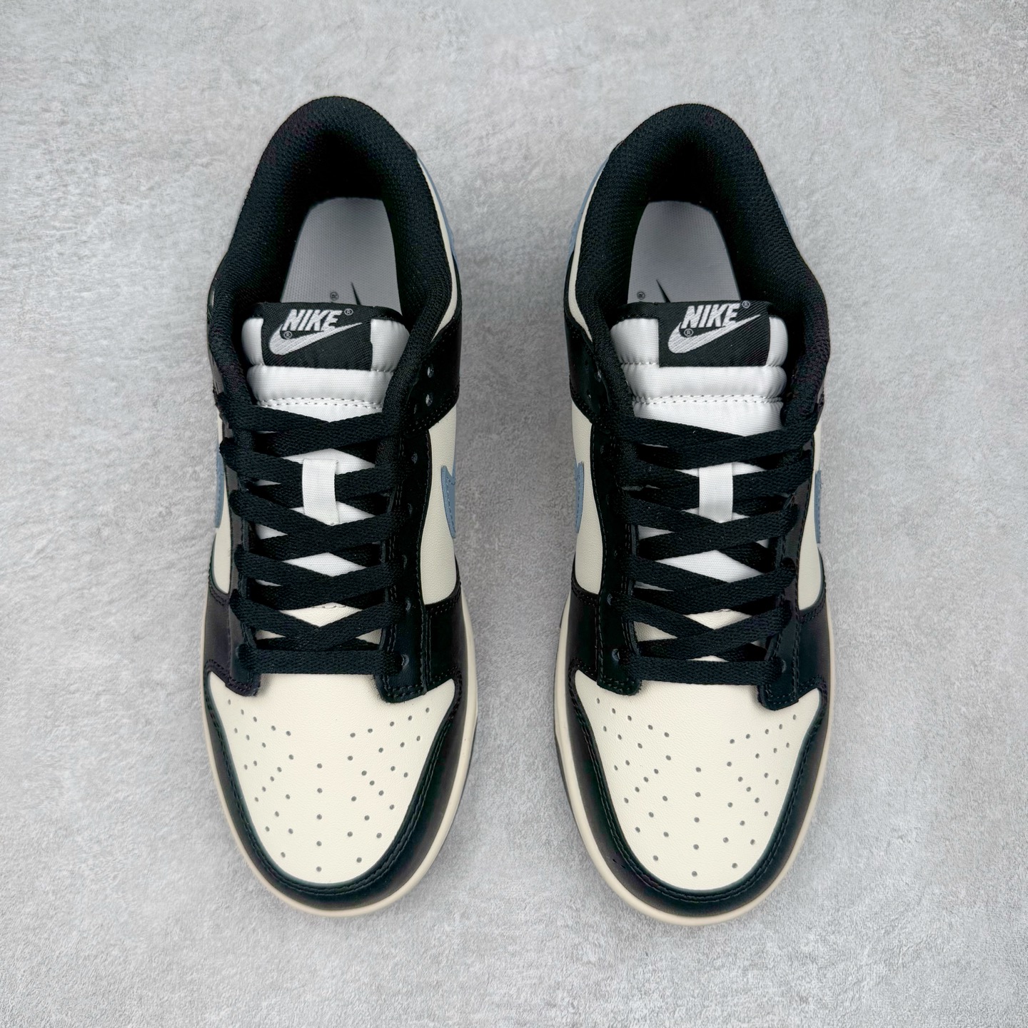 图片[2]-＃YC纯原 NK Dunk Low 蓝尾巴 DD1391-100 黑白为经，蓝橙为纬，经典Dunk 廓形被赋予摩登层次语言。以深邃黑为基底，衔接温润米白轮廓，奠定高级质感基调。标志性浅蓝Swoosh化身灵巧「蓝尾巴」，跃动鞋侧，醒目不张扬。小范围橙色点睛，瞬间激活潮流态度，行走间皆是低调与吸睛的平衡艺术。定制系列天花板 无原鞋不开发 全系列得物原鞋一比一校对开发 配色持续更新中 终端对接 优势输出 全套原厂楦头原纸板数据档案倾力打造 原汁原味莞产 极致还原 圈内最强针车工艺 高端零售指定版 广东原厂配套原盒原标 鞋盒分三个尺码段 原厂冲刀 超高清洁度 全鞋零毛边皮料切割 采用原厂百宏鞋带以及原厂百宏织唛舌标 内标可供原厂几率过验 进口原装条纹中底布 四线拉帮白色点胶 原厂拉帮手法遵循公司 原厂电绣 极致还原 尺码：36 36.5 37.5 38 38.5 39 40 40.5 41 42 42.5 43 44 44.5 45 46-选品中心