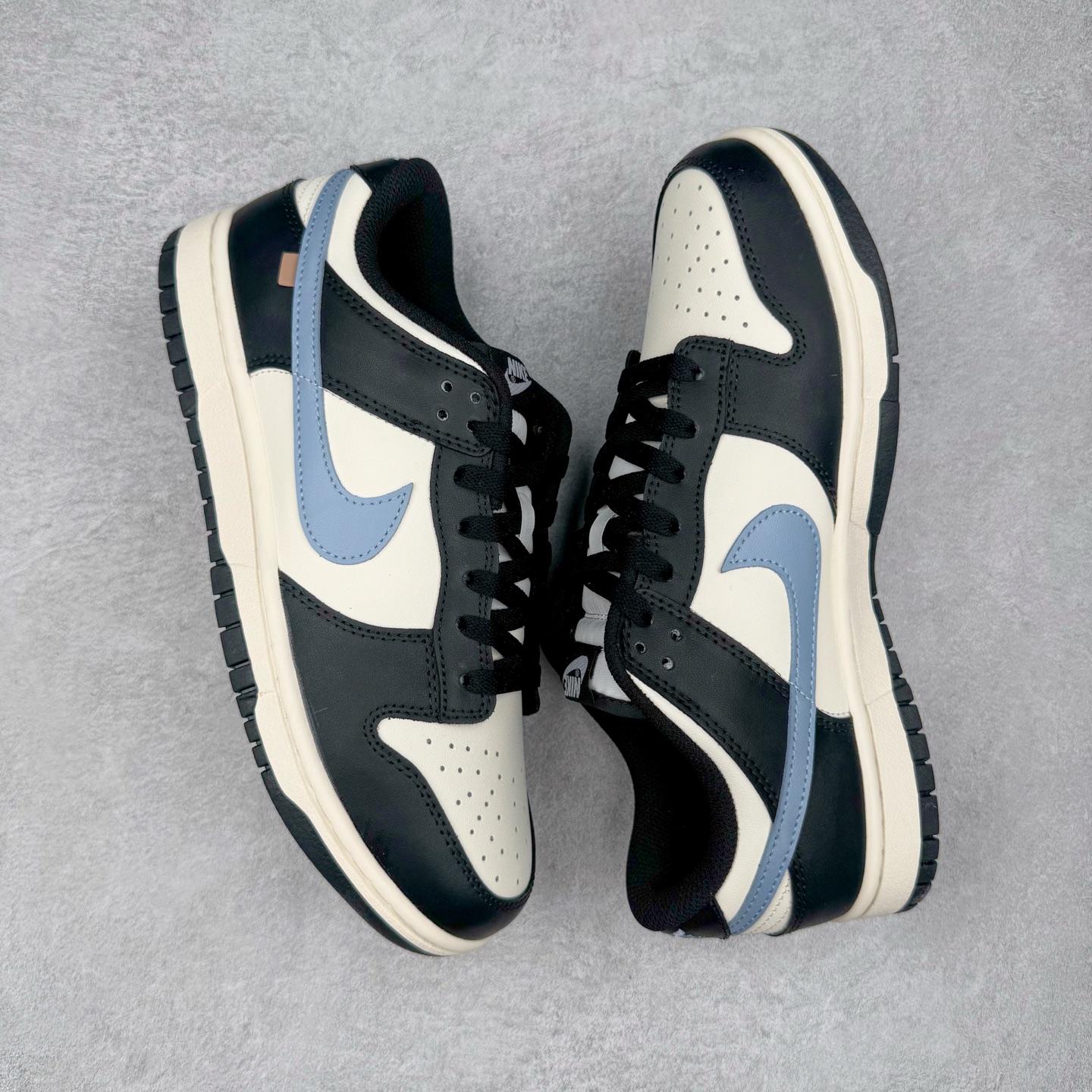 图片[3]-＃YC纯原 NK Dunk Low 蓝尾巴 DD1391-100 黑白为经，蓝橙为纬，经典Dunk 廓形被赋予摩登层次语言。以深邃黑为基底，衔接温润米白轮廓，奠定高级质感基调。标志性浅蓝Swoosh化身灵巧「蓝尾巴」，跃动鞋侧，醒目不张扬。小范围橙色点睛，瞬间激活潮流态度，行走间皆是低调与吸睛的平衡艺术。定制系列天花板 无原鞋不开发 全系列得物原鞋一比一校对开发 配色持续更新中 终端对接 优势输出 全套原厂楦头原纸板数据档案倾力打造 原汁原味莞产 极致还原 圈内最强针车工艺 高端零售指定版 广东原厂配套原盒原标 鞋盒分三个尺码段 原厂冲刀 超高清洁度 全鞋零毛边皮料切割 采用原厂百宏鞋带以及原厂百宏织唛舌标 内标可供原厂几率过验 进口原装条纹中底布 四线拉帮白色点胶 原厂拉帮手法遵循公司 原厂电绣 极致还原 尺码：36 36.5 37.5 38 38.5 39 40 40.5 41 42 42.5 43 44 44.5 45 46-选品中心