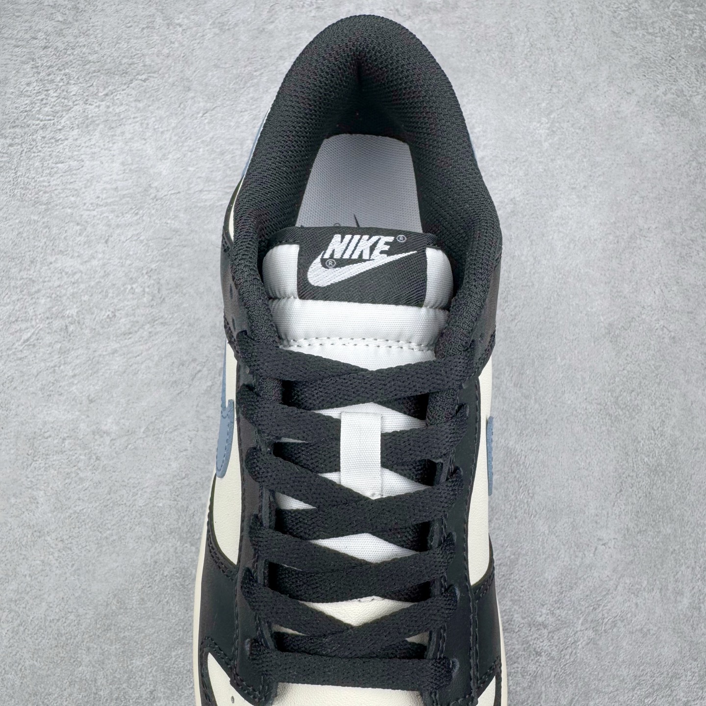 图片[5]-＃YC纯原 NK Dunk Low 蓝尾巴 DD1391-100 黑白为经，蓝橙为纬，经典Dunk 廓形被赋予摩登层次语言。以深邃黑为基底，衔接温润米白轮廓，奠定高级质感基调。标志性浅蓝Swoosh化身灵巧「蓝尾巴」，跃动鞋侧，醒目不张扬。小范围橙色点睛，瞬间激活潮流态度，行走间皆是低调与吸睛的平衡艺术。定制系列天花板 无原鞋不开发 全系列得物原鞋一比一校对开发 配色持续更新中 终端对接 优势输出 全套原厂楦头原纸板数据档案倾力打造 原汁原味莞产 极致还原 圈内最强针车工艺 高端零售指定版 广东原厂配套原盒原标 鞋盒分三个尺码段 原厂冲刀 超高清洁度 全鞋零毛边皮料切割 采用原厂百宏鞋带以及原厂百宏织唛舌标 内标可供原厂几率过验 进口原装条纹中底布 四线拉帮白色点胶 原厂拉帮手法遵循公司 原厂电绣 极致还原 尺码：36 36.5 37.5 38 38.5 39 40 40.5 41 42 42.5 43 44 44.5 45 46-选品中心