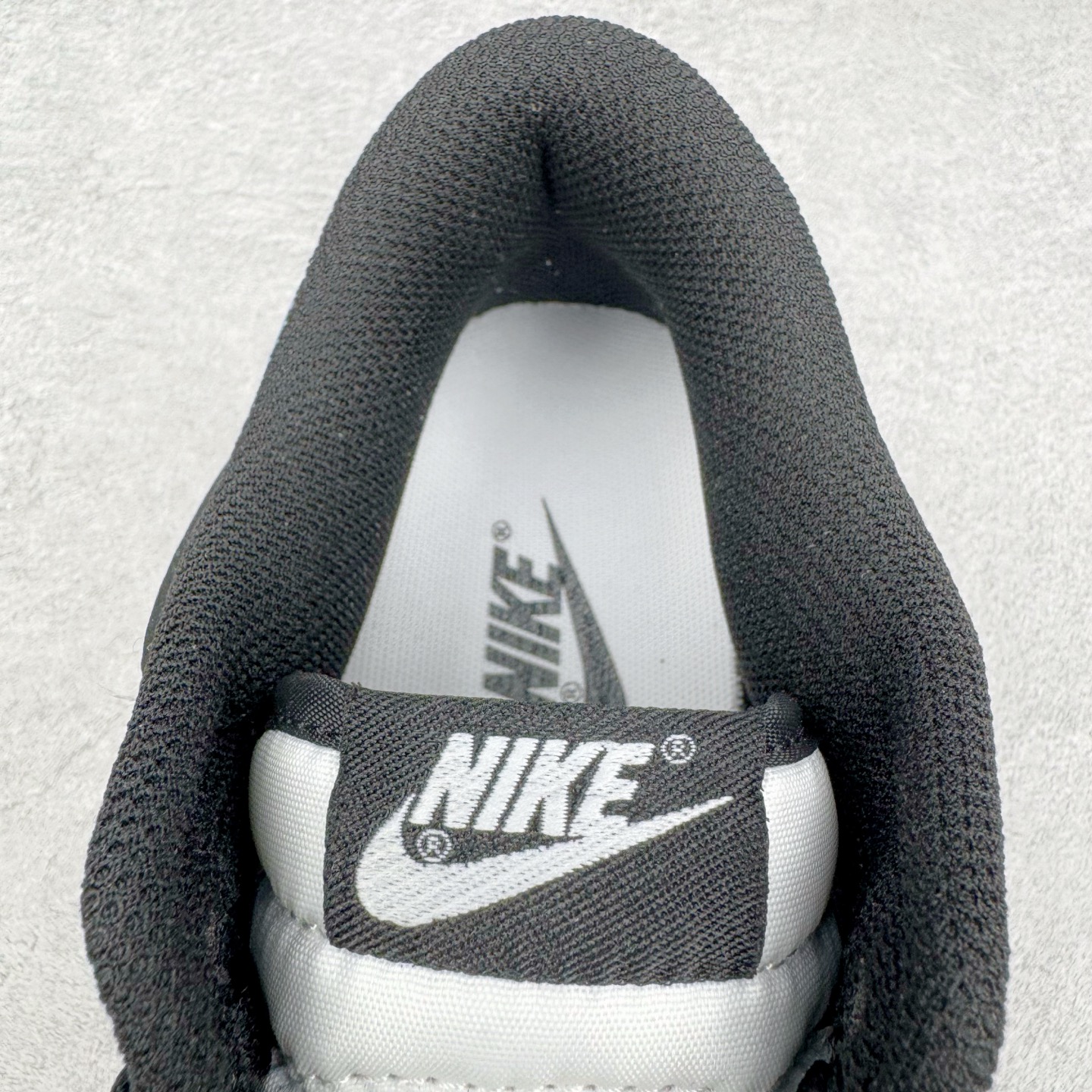 图片[14]-＃YC纯原 NK Dunk Low 蓝尾巴 DD1391-100 黑白为经，蓝橙为纬，经典Dunk 廓形被赋予摩登层次语言。以深邃黑为基底，衔接温润米白轮廓，奠定高级质感基调。标志性浅蓝Swoosh化身灵巧「蓝尾巴」，跃动鞋侧，醒目不张扬。小范围橙色点睛，瞬间激活潮流态度，行走间皆是低调与吸睛的平衡艺术。定制系列天花板 无原鞋不开发 全系列得物原鞋一比一校对开发 配色持续更新中 终端对接 优势输出 全套原厂楦头原纸板数据档案倾力打造 原汁原味莞产 极致还原 圈内最强针车工艺 高端零售指定版 广东原厂配套原盒原标 鞋盒分三个尺码段 原厂冲刀 超高清洁度 全鞋零毛边皮料切割 采用原厂百宏鞋带以及原厂百宏织唛舌标 内标可供原厂几率过验 进口原装条纹中底布 四线拉帮白色点胶 原厂拉帮手法遵循公司 原厂电绣 极致还原 尺码：36 36.5 37.5 38 38.5 39 40 40.5 41 42 42.5 43 44 44.5 45 46-选品中心